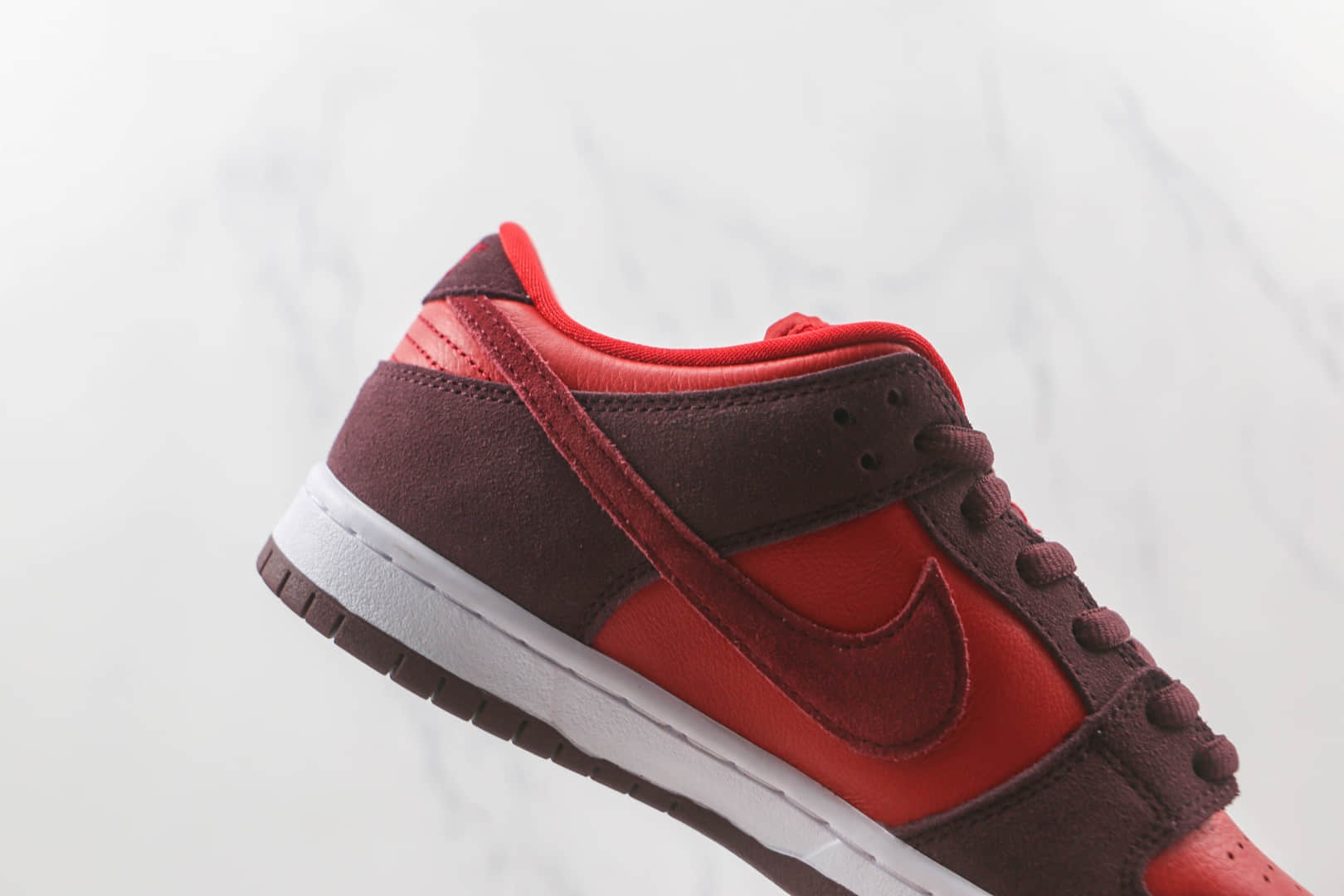 耐克Nike SB Dunk Low Cherry纯原版本低帮SB DUNK樱桃红配色板鞋内置气垫 货号：DM0807-600