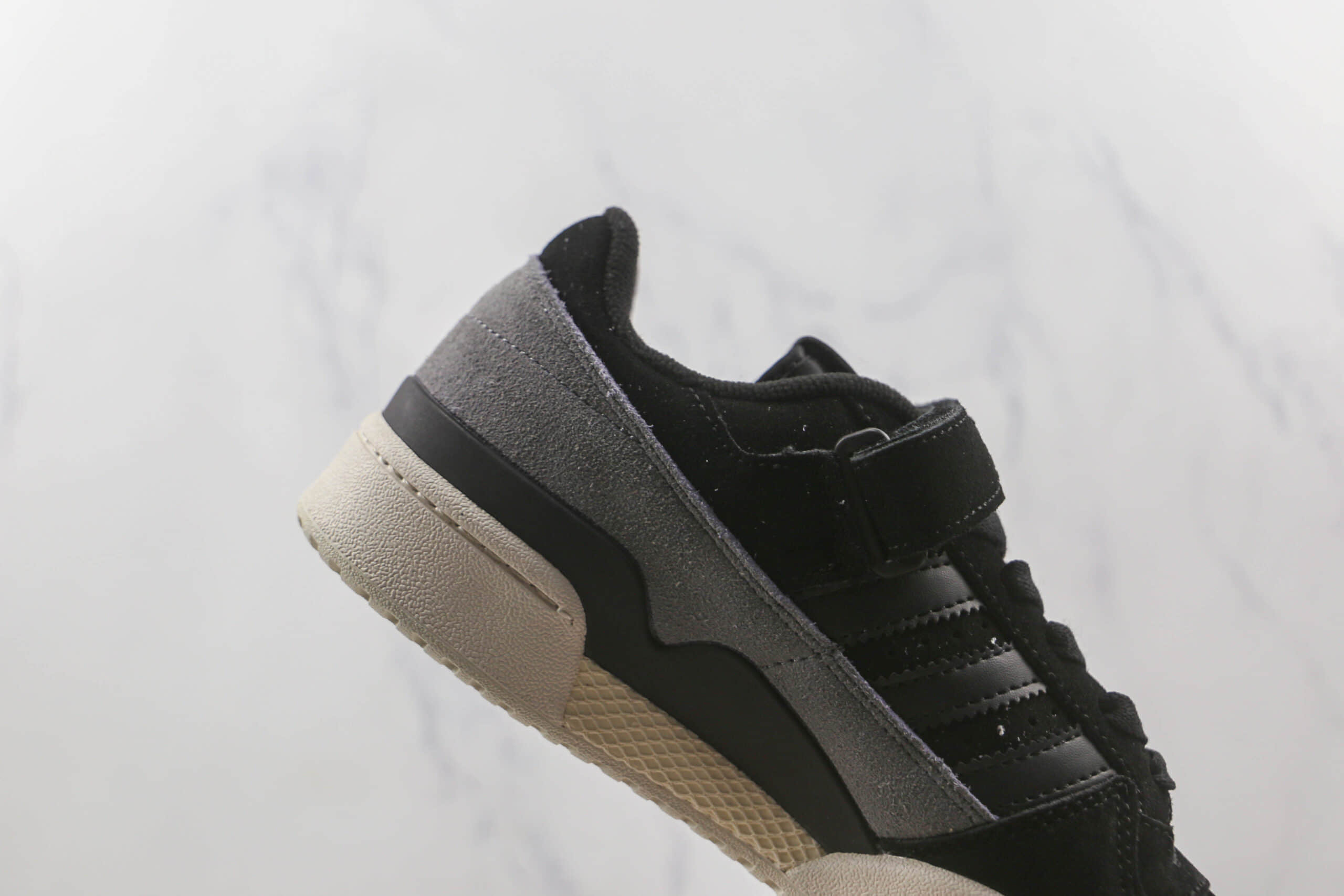 阿迪达斯Adidas originals Forum 84 low纯原版本魔术贴黑金色Forum84复古板鞋原盒原标 货号：Q46366