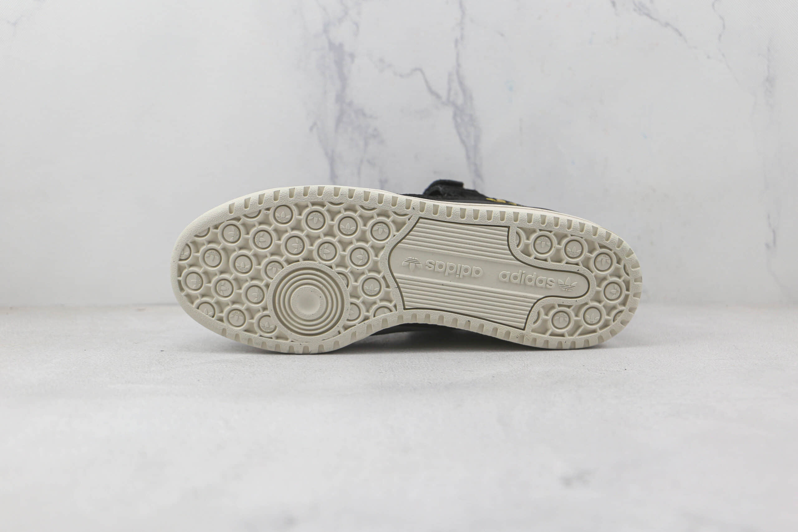 阿迪达斯Adidas originals Forum 84 low纯原版本魔术贴黑金色Forum84复古板鞋原盒原标 货号：Q46366