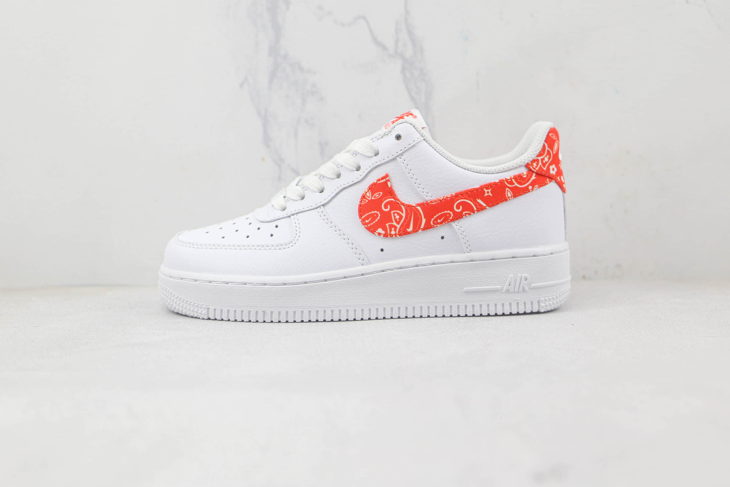 耐克Nike Air Force 1 07 Low纯原版本低帮空军一号红勾腰果花板鞋内置气垫 货号：DJ9942-102