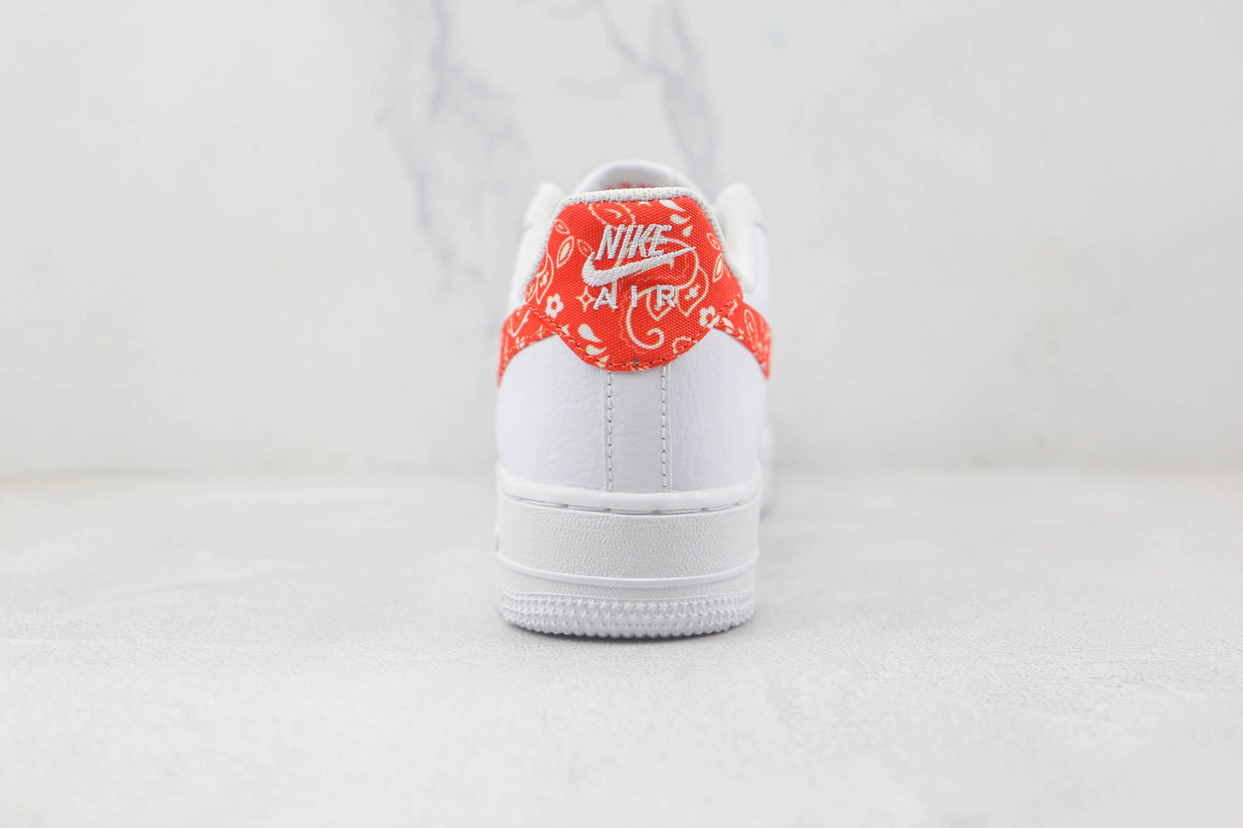 耐克Nike Air Force 1 07 Low纯原版本低帮空军一号红勾腰果花板鞋内置气垫 货号：DJ9942-102