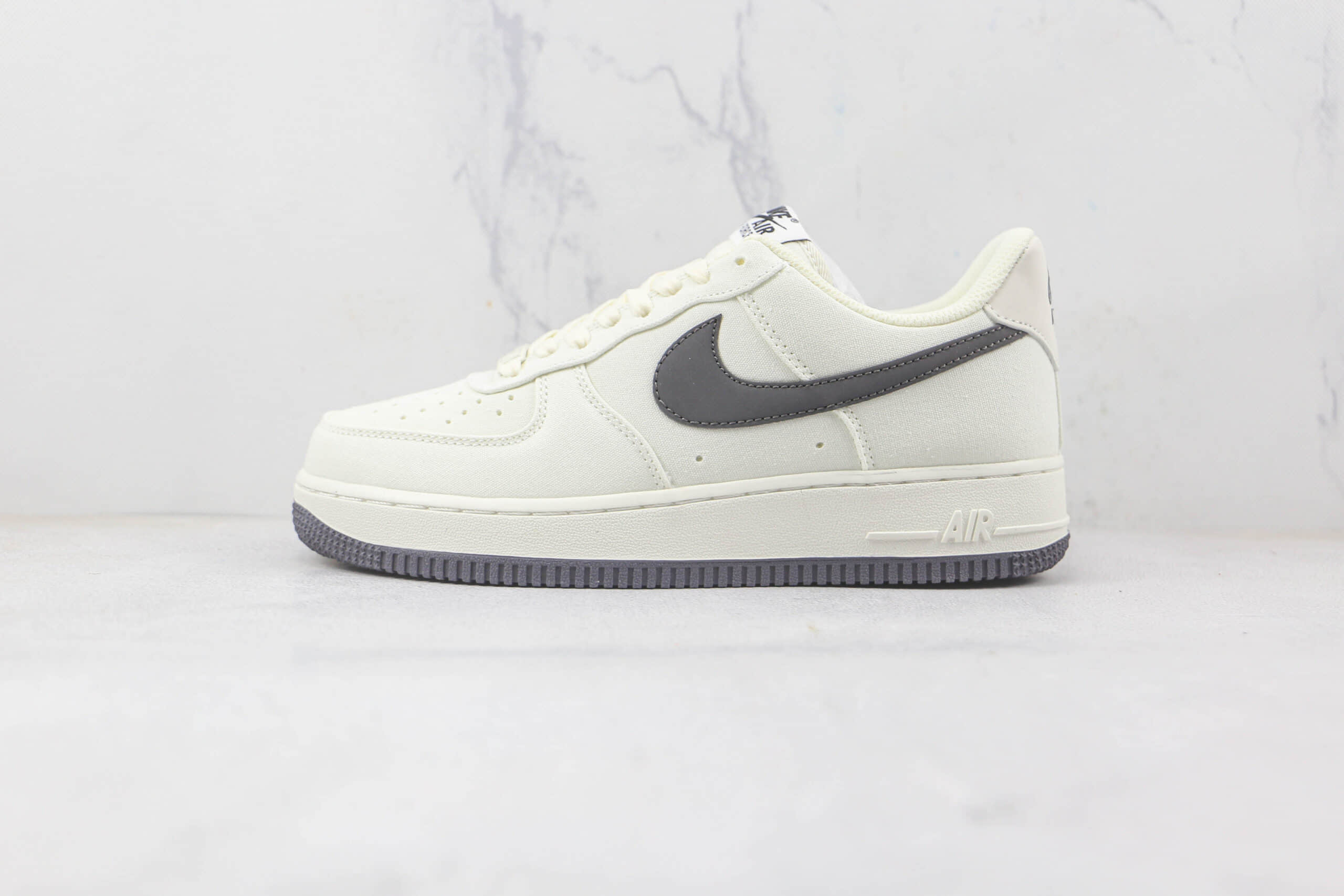 耐克Nike Air Force 1’07 Low纯原版本低帮空军一号白黑勾板鞋原档案数据开发 货号：DG2296-007