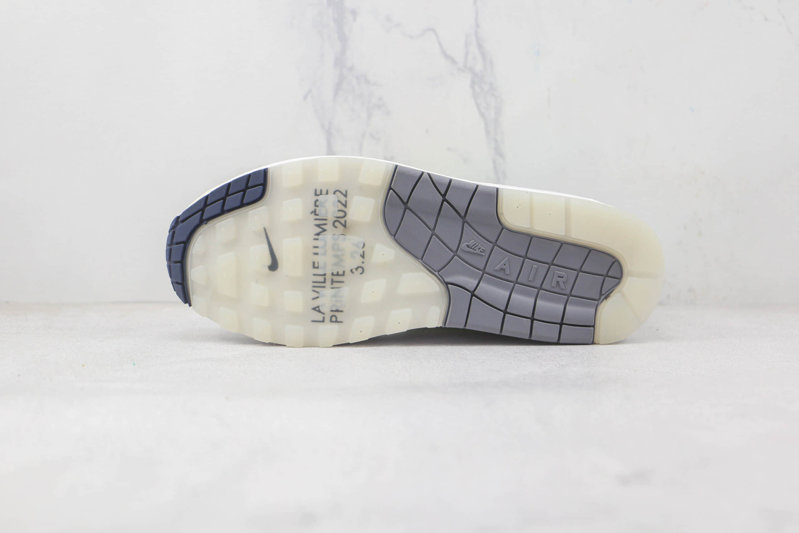 耐克Nike Air Max 1 Obsidian纯原版本荧光亮片白灰彩虹渐变复古气垫鞋原盒原标 货号：DQ9326-100