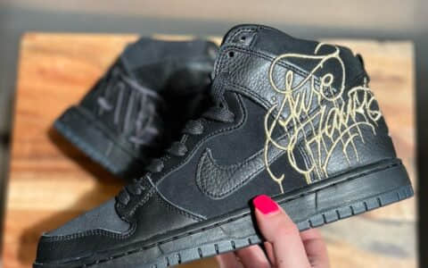 狂野涂鸦刺绣！全新FAUST x Nike SB Dunk Hi细节释出！ 货号：DH7755-001