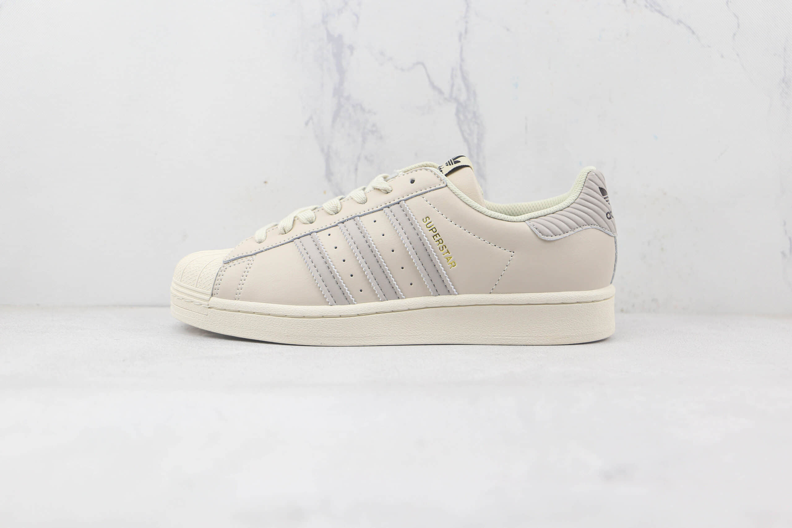 阿迪达斯Adidas Originals SUPERSTAR纯原版本三叶草贝壳头浅灰色板鞋原楦头纸板打造 货号：GW4437