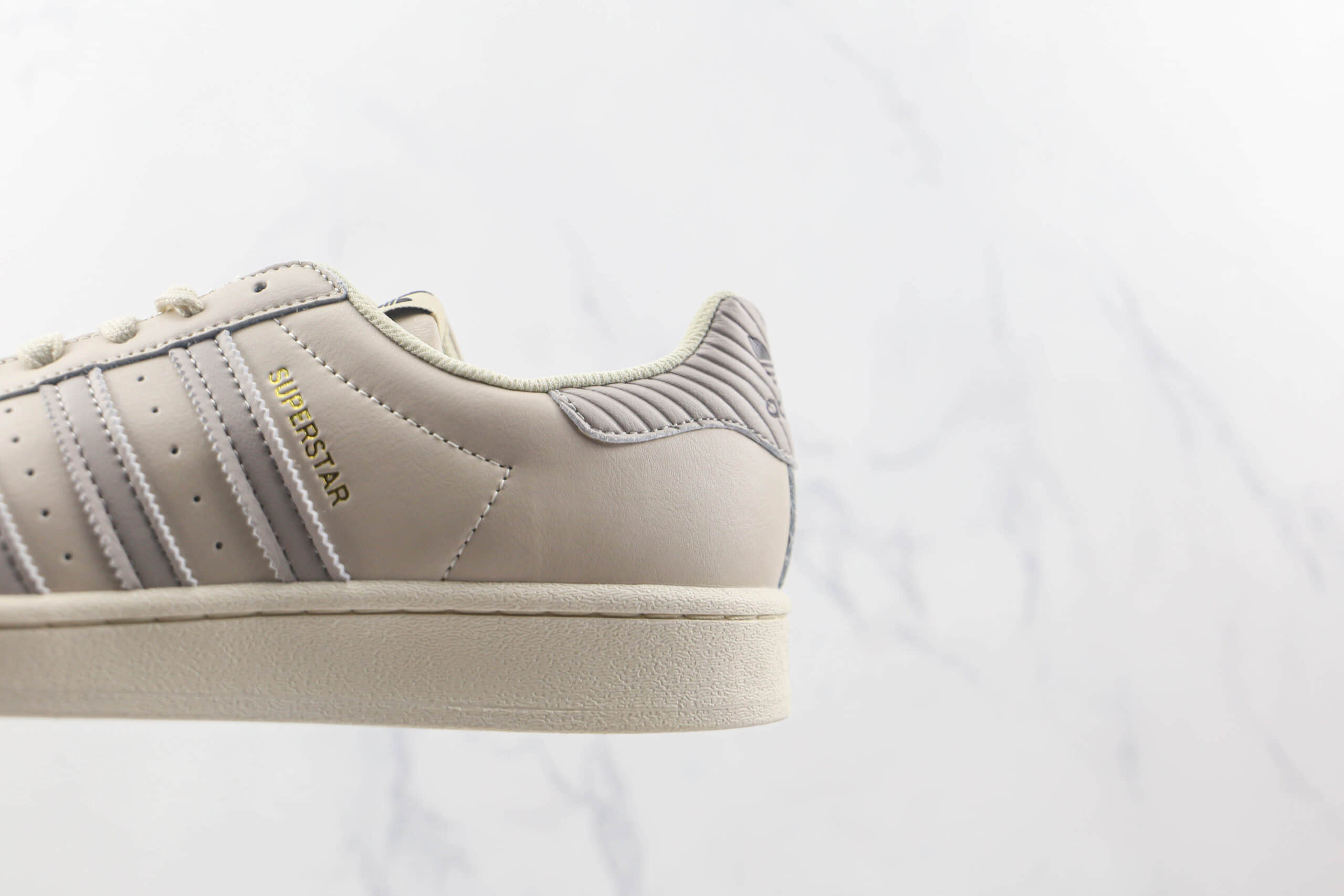 阿迪达斯Adidas Originals SUPERSTAR纯原版本三叶草贝壳头浅灰色板鞋原楦头纸板打造 货号：GW4437