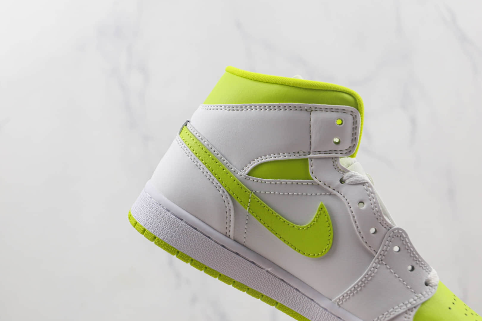 乔丹Air Jordan 1 Mid White Lime纯原版本中帮AJ1白绿配色板鞋原楦头纸板打造 货号：BQ6472-131