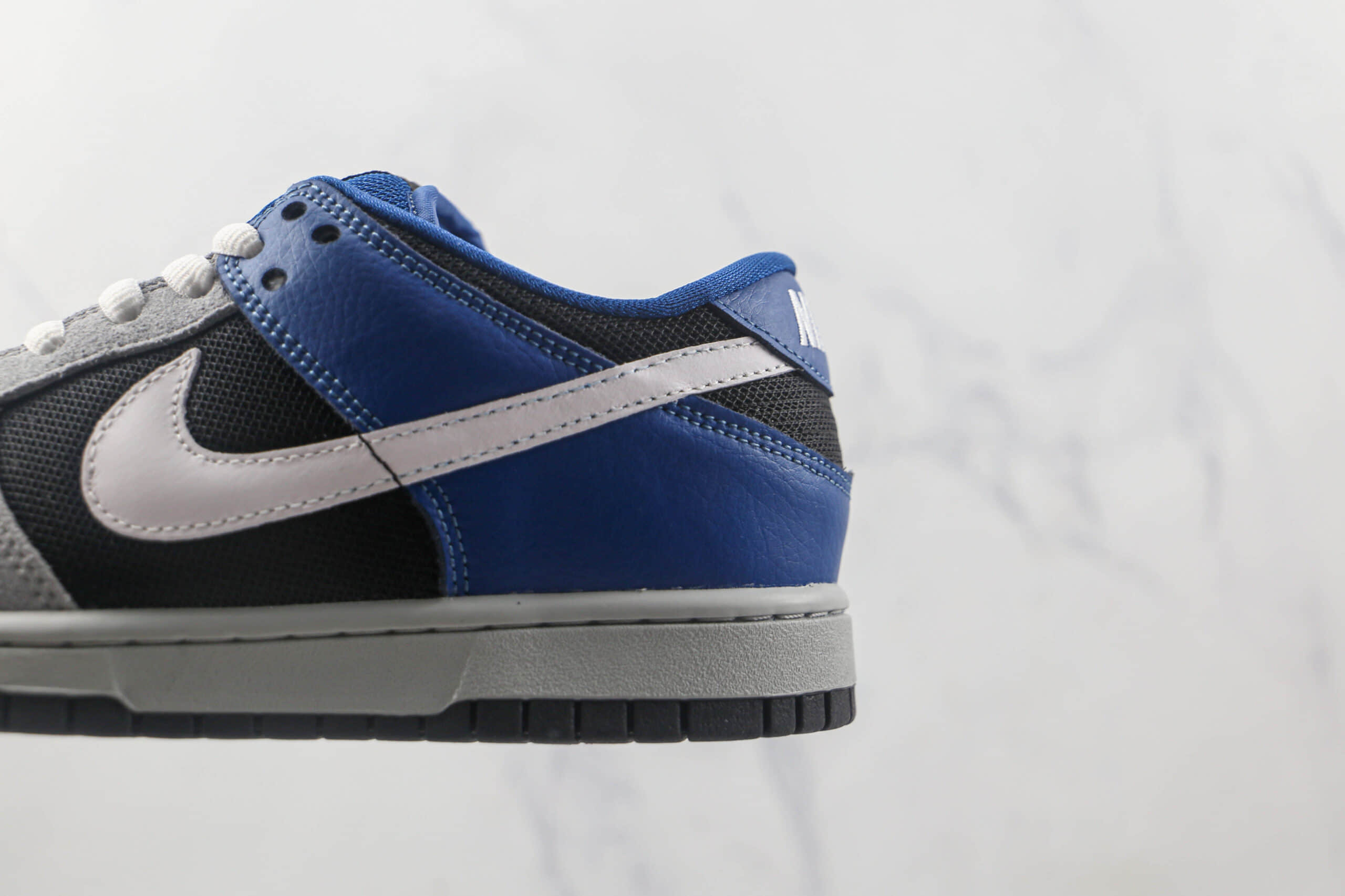 耐克Nike SB Dunk Low Warriors纯原版本低帮SB DUNK皇家蓝灰色绒面大学白勾板鞋内置气垫 货号：304292-013