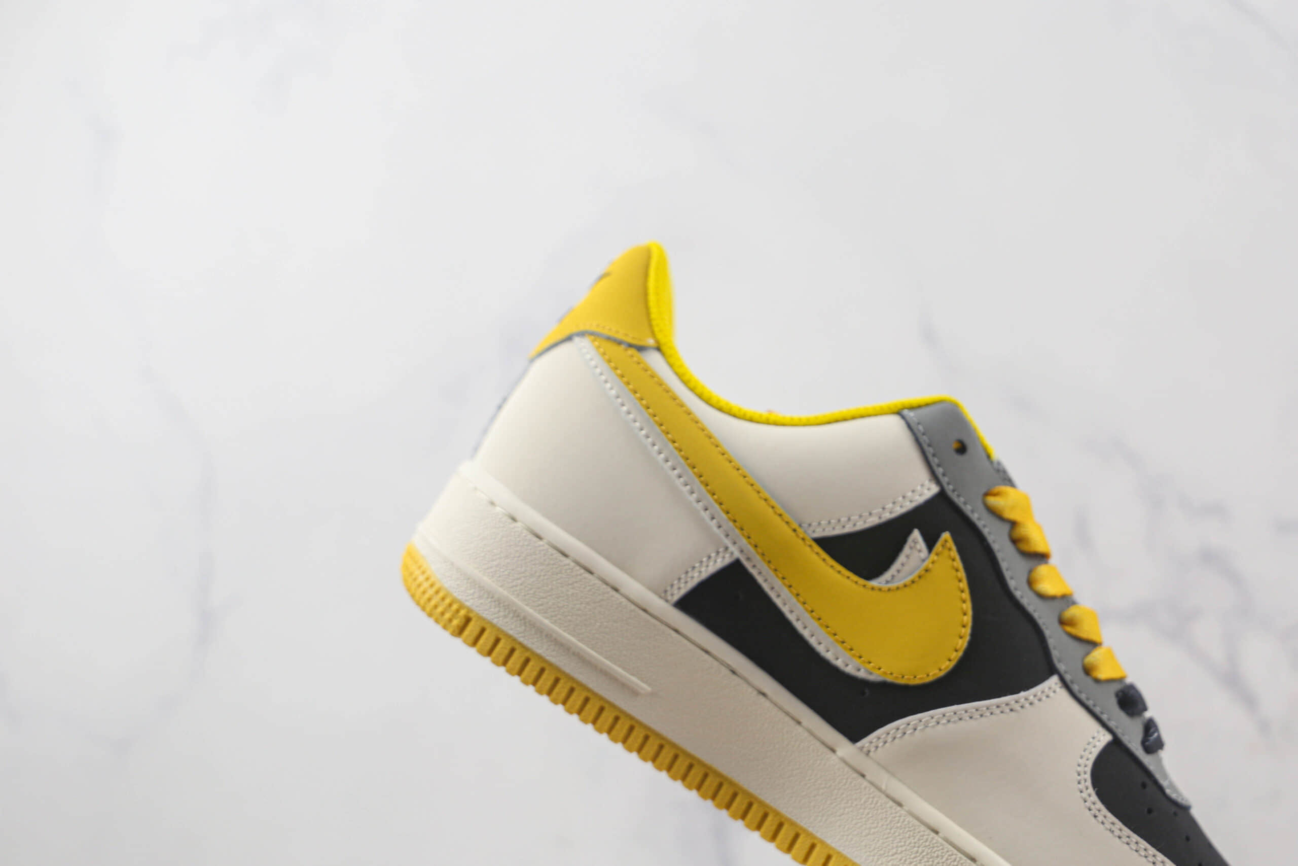 耐克Nike Air Force 1 07 Low莆田纯原复刻版本低帮空军一号笑脸白黄双钩配色板鞋内置气垫 货号：AF1234-004