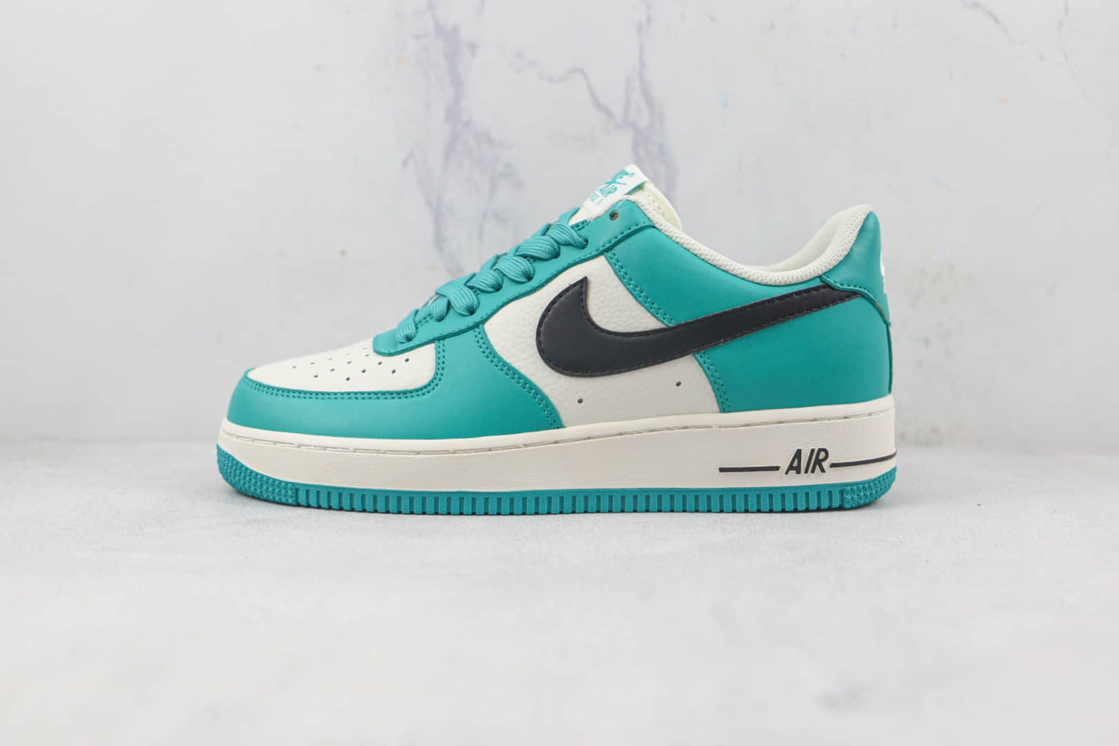 耐克Nike Air Force 1 07 Low莆田纯原复刻低帮空军一号白绿黑钩板鞋内置气垫 货号：GH5696-302