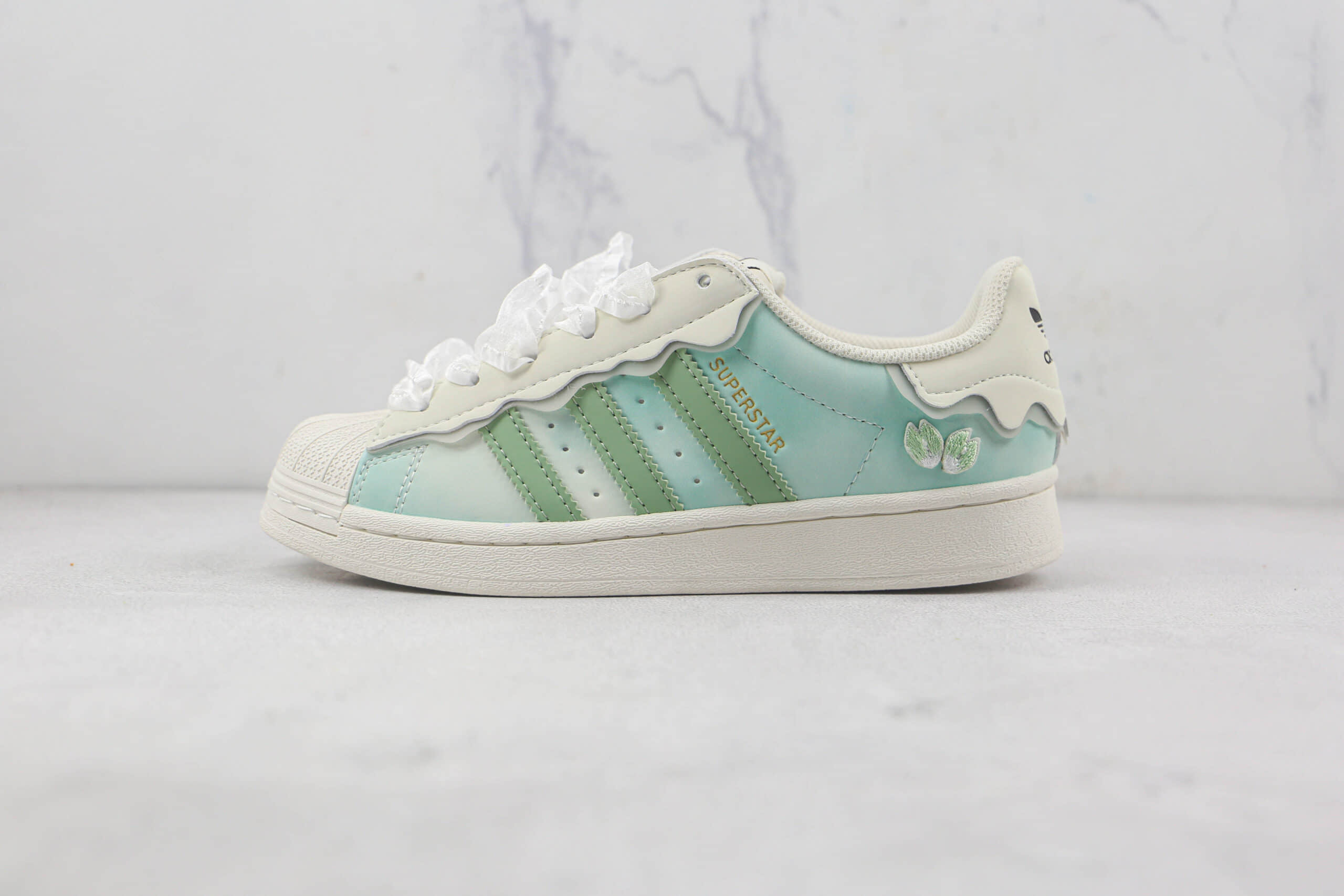 阿迪达斯adidas Originals Superstar Sail Green Lace莆田纯原复刻三叶草贝壳头米白绿花边雪糕丝带配色板鞋原楦头纸板打造 货号：GW4441