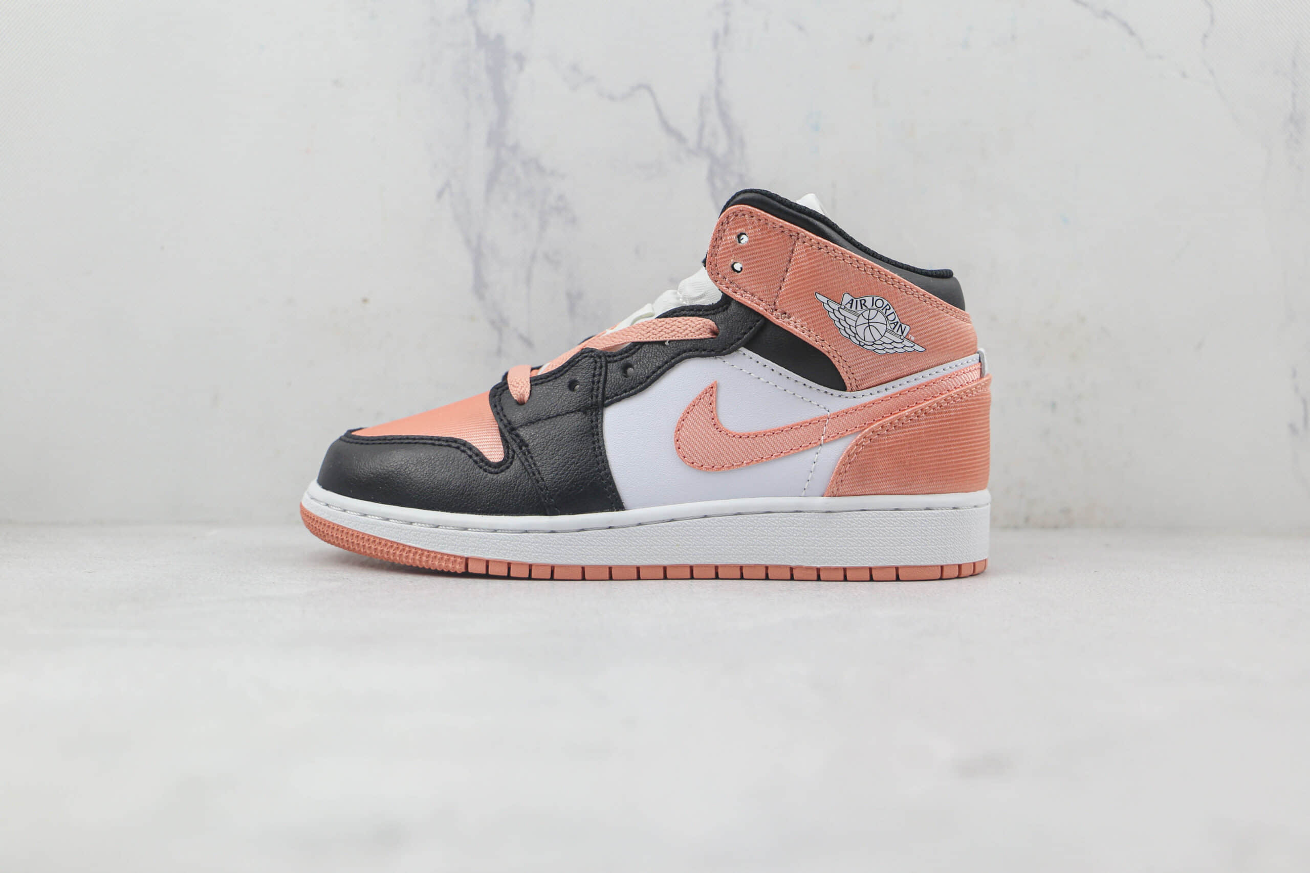 乔丹Air Jordan 1 Mid SE天花板纯原复刻中帮AJ1白粉丝绸篮球鞋原楦头纸板打造 货号：DM9077-108