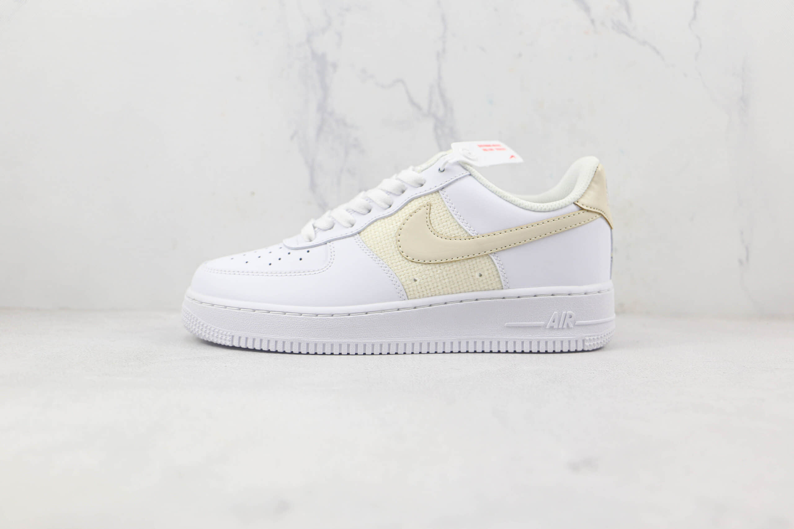 耐克Nike Air Force 1 07 Low莆田纯原复刻低帮空军一号白面黄钩板鞋内置气垫 货号：DJ9945-100