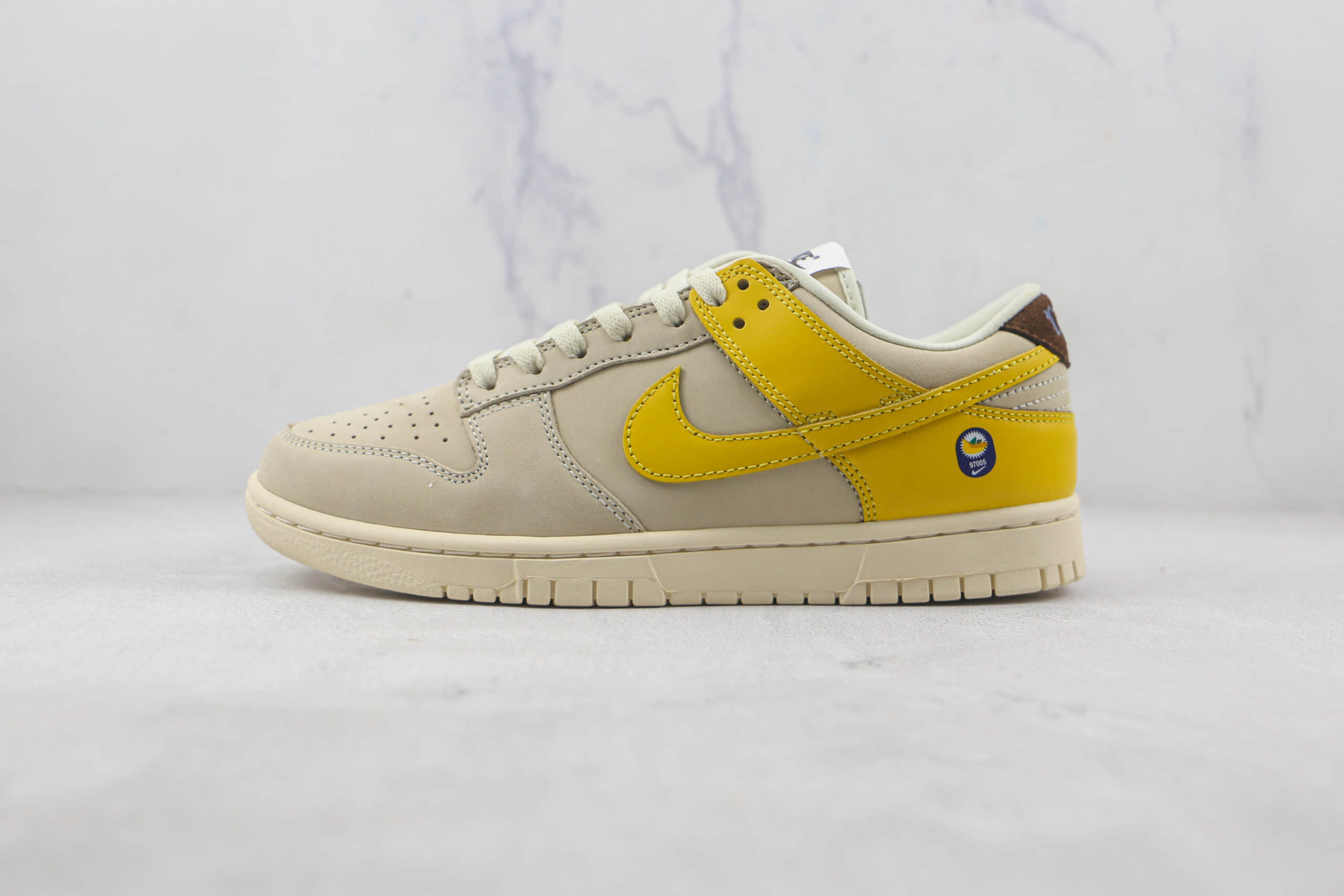 耐克Nike SB Dunk Low LX Banana天花板纯原版本低帮SB DUNK白黄香蕉配色板鞋内置气垫原盒原标 货号：DR5487-100