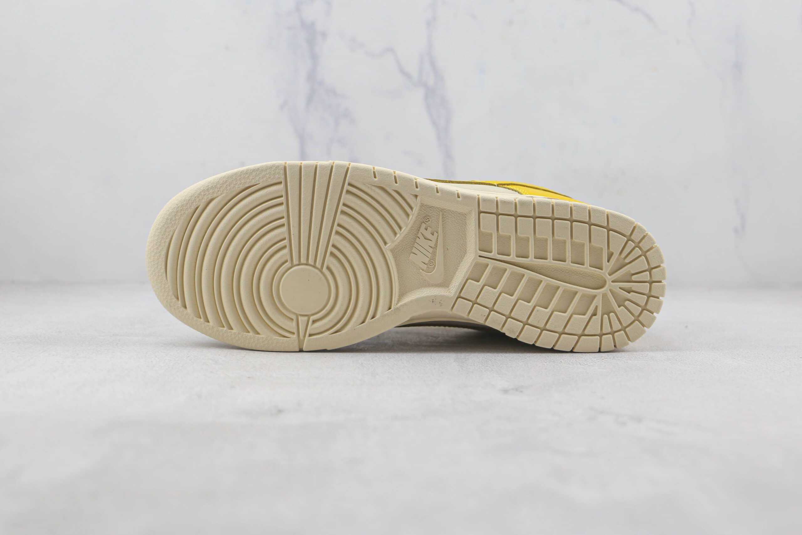 耐克Nike SB Dunk Low LX Banana天花板纯原版本低帮SB DUNK白黄香蕉配色板鞋内置气垫原盒原标 货号：DR5487-100