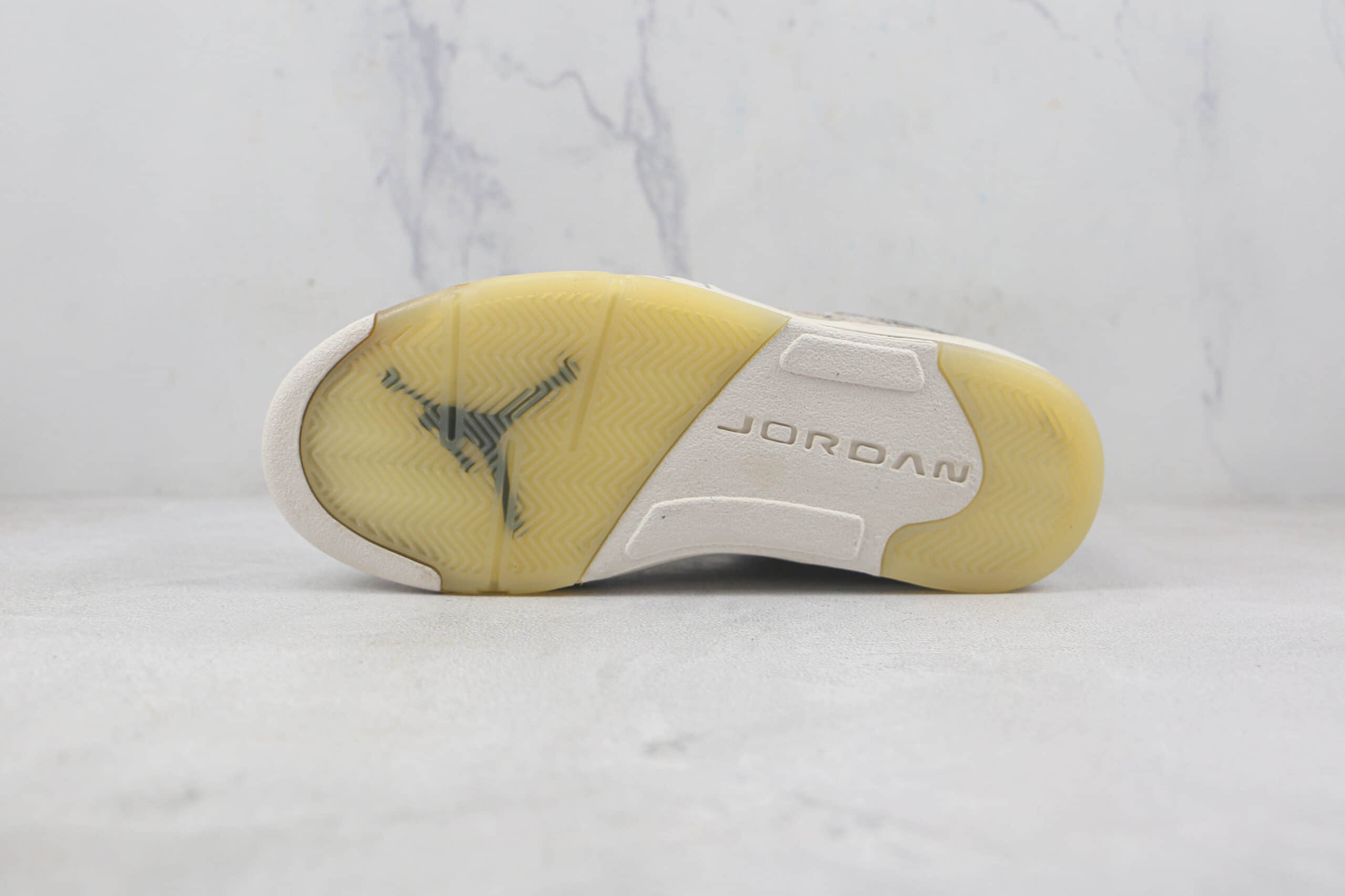 乔丹Air Jordan Retro 5 Low莆田纯原复刻版本AJ5涂鸦麂皮配色篮球鞋内置气垫原盒原标 货号：DA8016-100