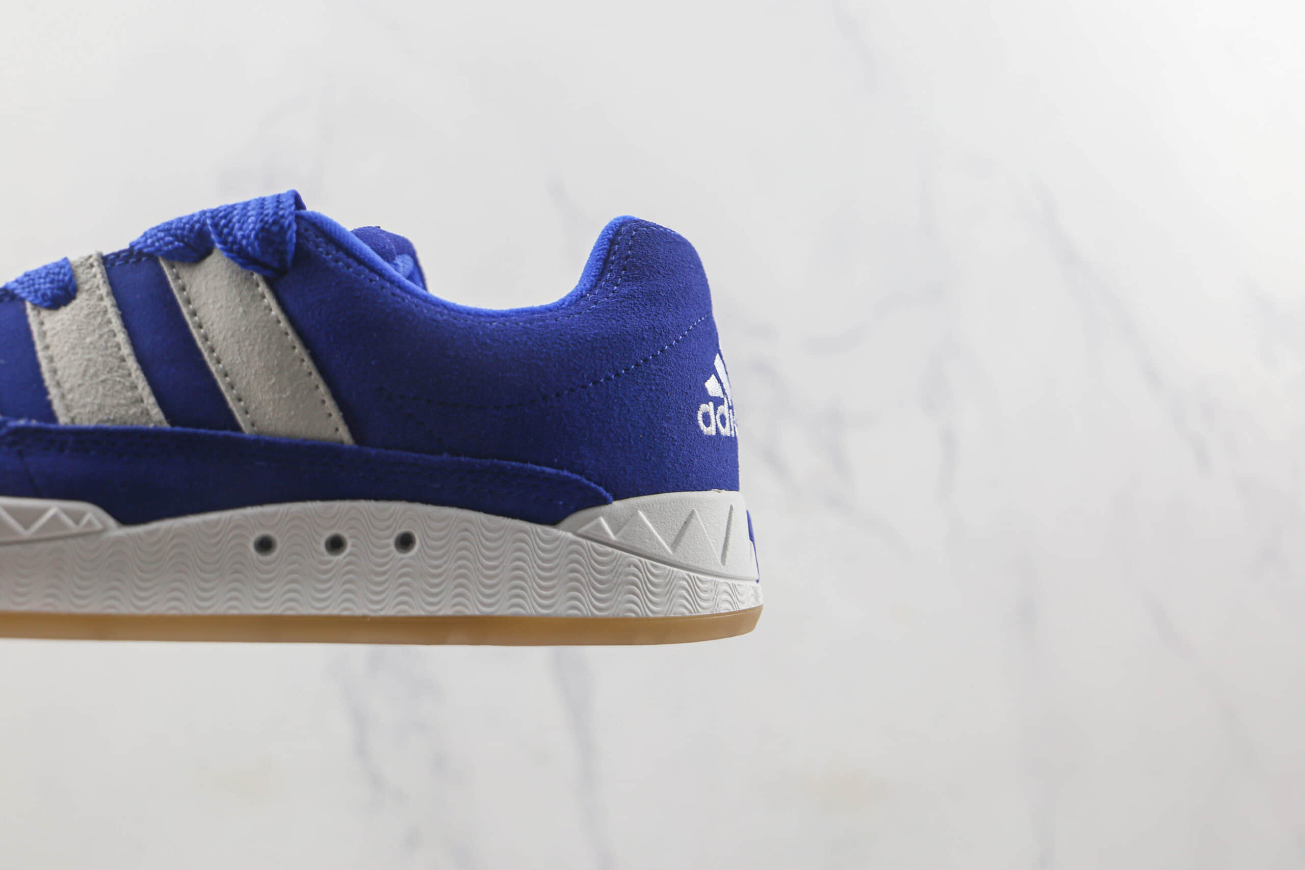 阿迪达斯Adidas ADIMATIC莆田纯原复刻版本ADIMATIC系列蓝白色复古滑板鞋原楦头纸板打造 货号：GZ1828