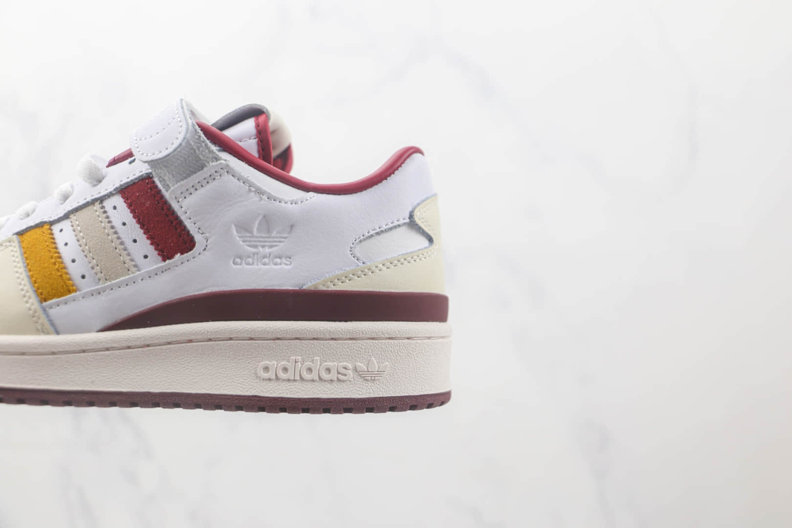 阿迪达斯Adidas originals Forum 84 low纯原版本Forum84白红色魔术贴款复古板鞋 阿迪达斯Forum84运动板鞋 货号：HR1525