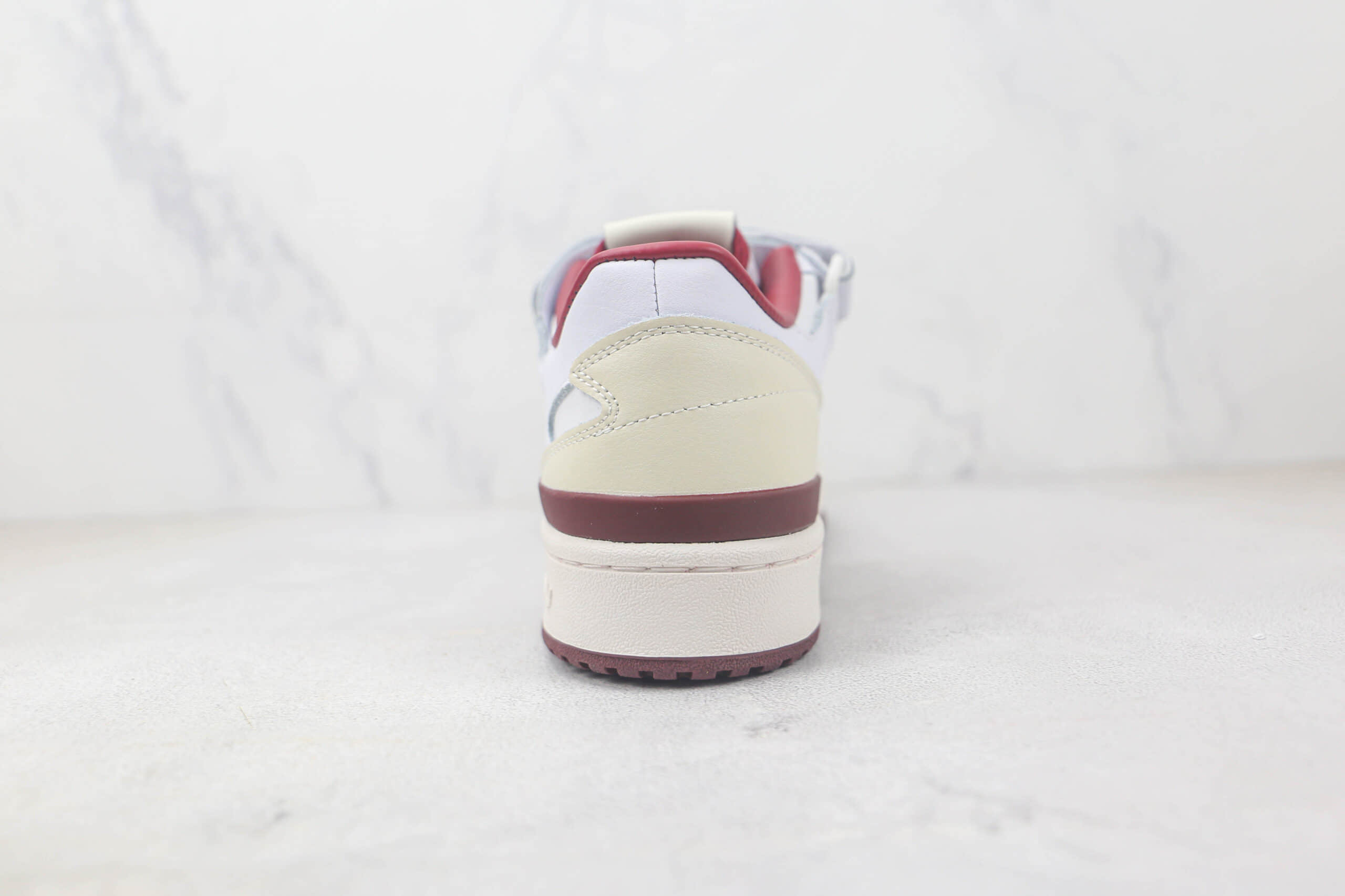 阿迪达斯Adidas originals Forum 84 low纯原版本Forum84白红色魔术贴款复古板鞋 阿迪达斯Forum84运动板鞋 货号：HR1525