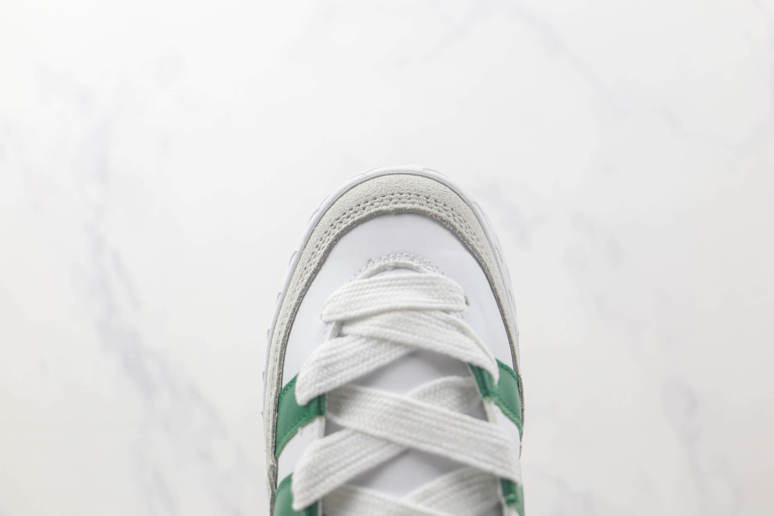 阿迪达斯Adidas ADIMATIC纯原版本低帮白绿色复古板鞋 阿迪达斯三叶草麂皮板鞋 货号：DB2912