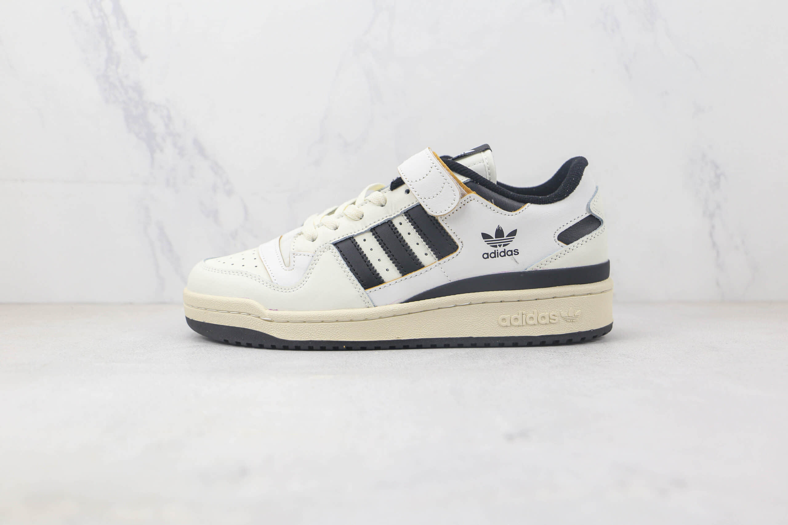 阿迪达斯Adidas originals Forum 84 low纯原版本Forum84白黑色魔术贴复古板鞋 阿迪达斯Forum84复古校园板鞋 货号：HR2007