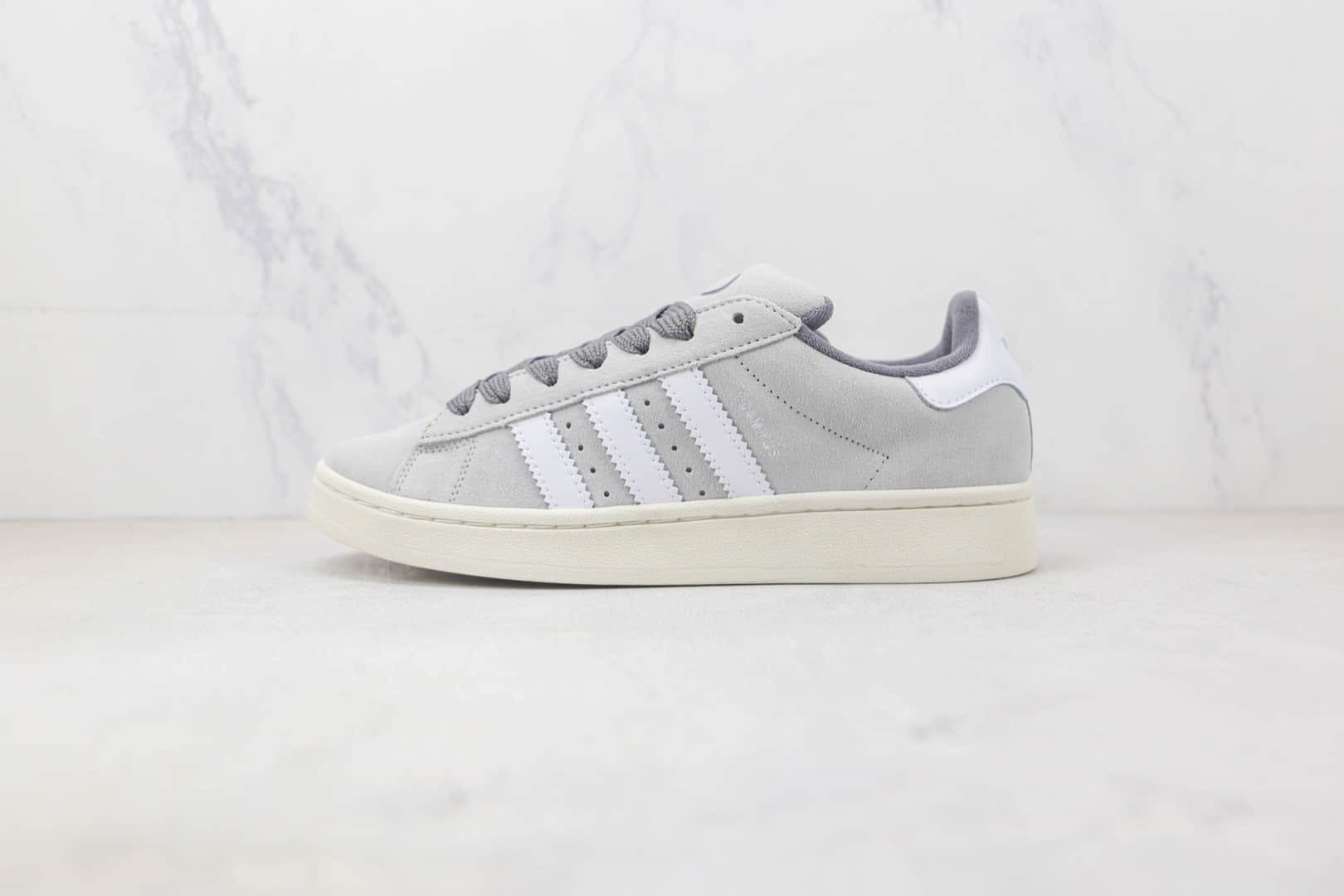 阿迪达斯Adidas originals Campus 00s纯原版本灰色Campus 00s千禧风休闲板鞋 阿迪达斯复古休闲板鞋 货号：GY9472