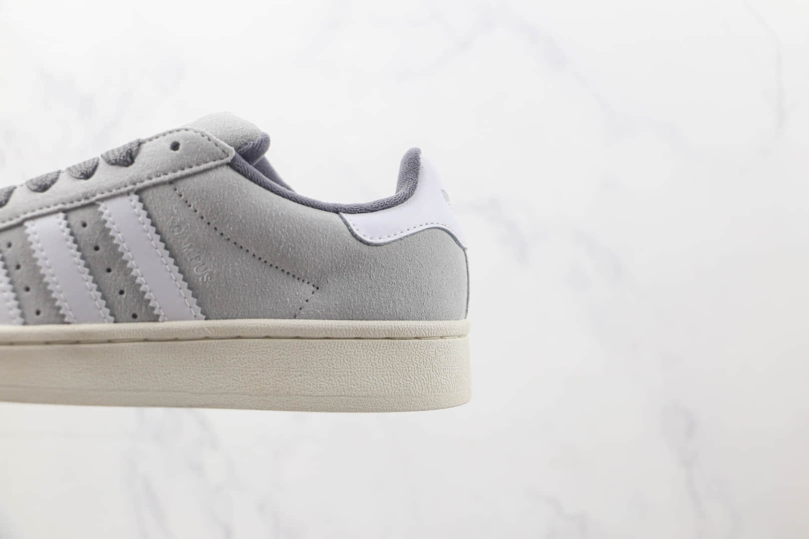 阿迪达斯Adidas originals Campus 00s纯原版本灰色Campus 00s千禧风休闲板鞋 阿迪达斯复古休闲板鞋 货号：GY9472