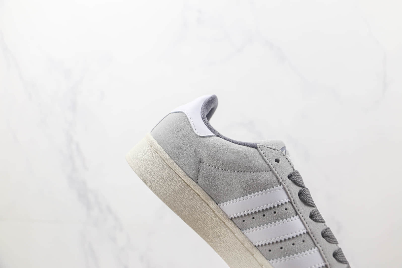 阿迪达斯Adidas originals Campus 00s纯原版本灰色Campus 00s千禧风休闲板鞋 阿迪达斯复古休闲板鞋 货号：GY9472