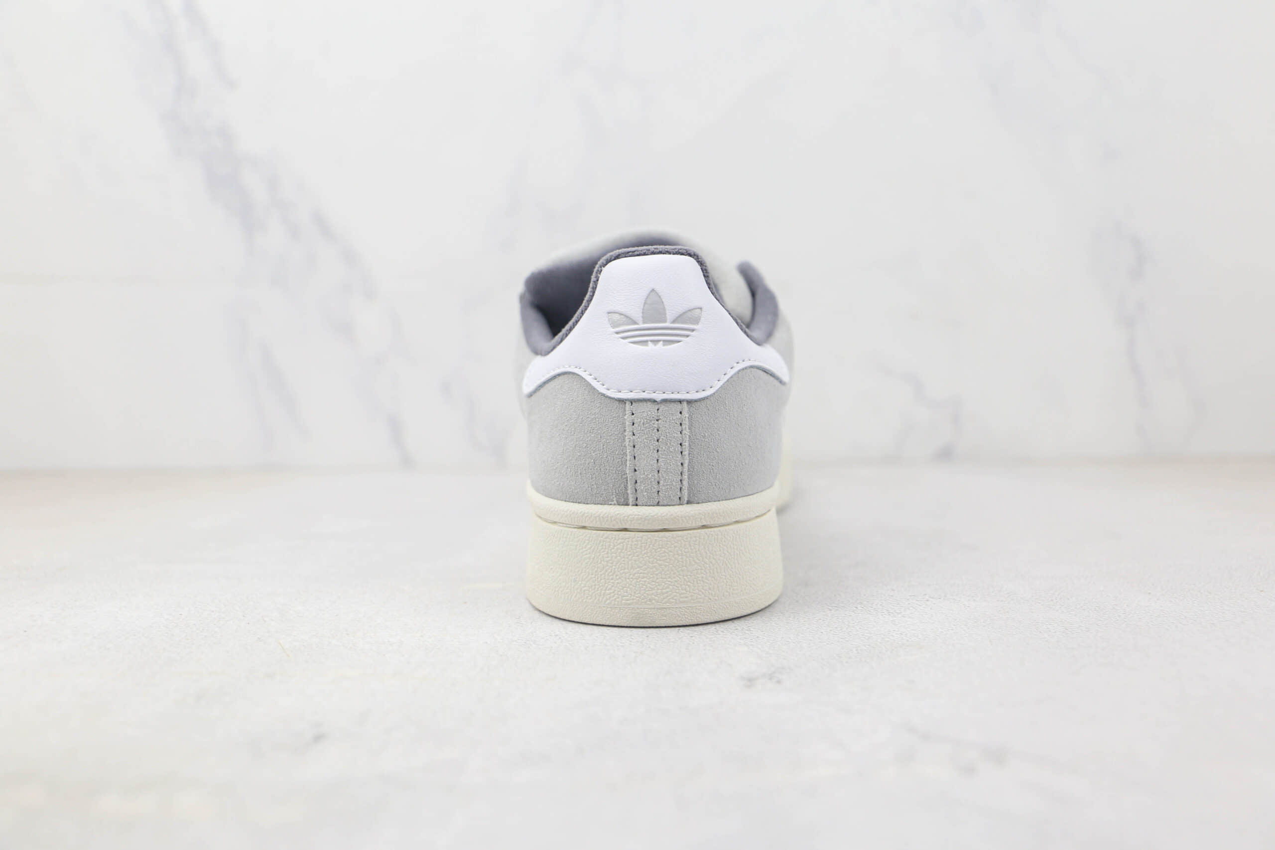 阿迪达斯Adidas originals Campus 00s纯原版本灰色Campus 00s千禧风休闲板鞋 阿迪达斯复古休闲板鞋 货号：GY9472
