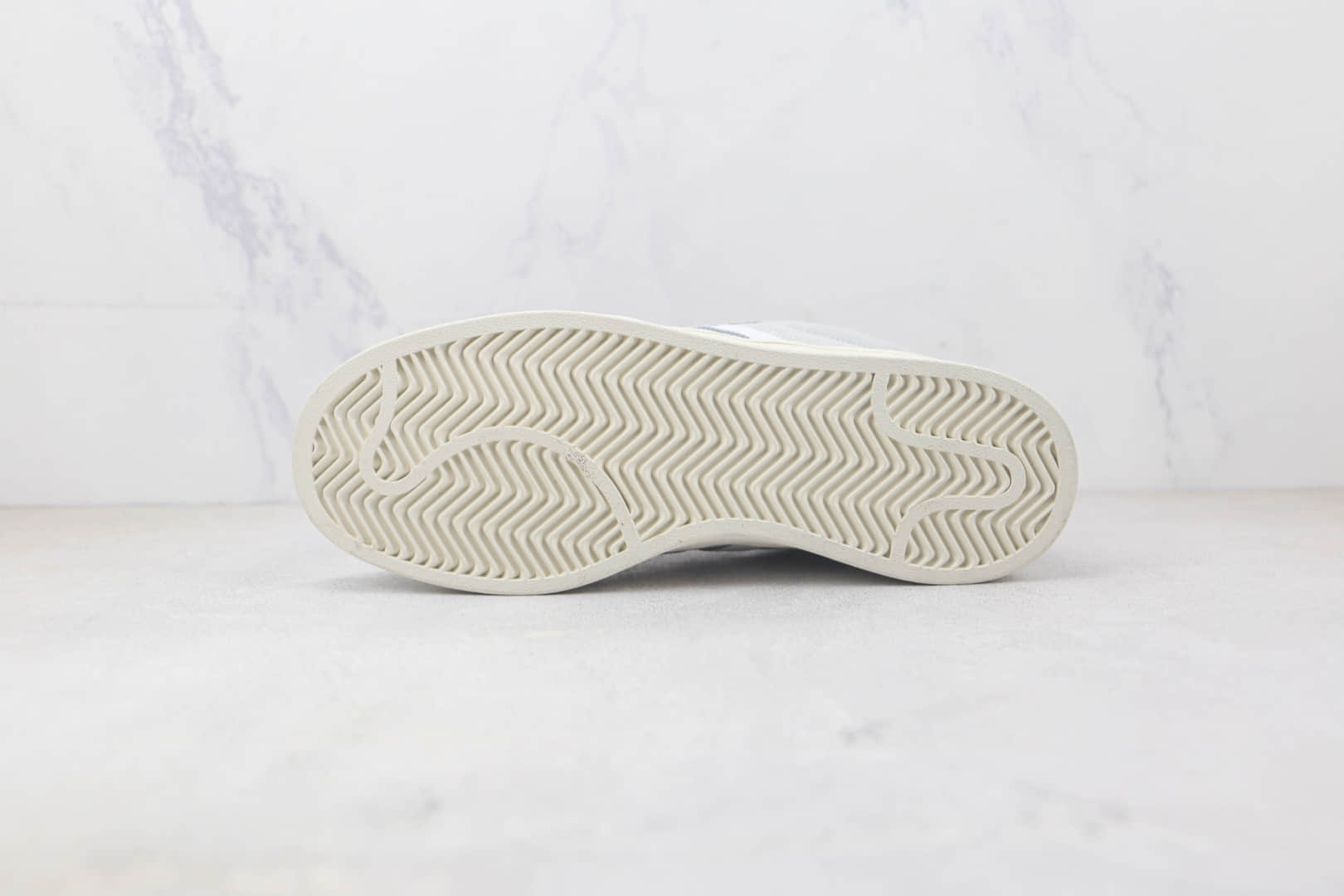 阿迪达斯Adidas originals Campus 00s纯原版本灰色Campus 00s千禧风休闲板鞋 阿迪达斯复古休闲板鞋 货号：GY9472
