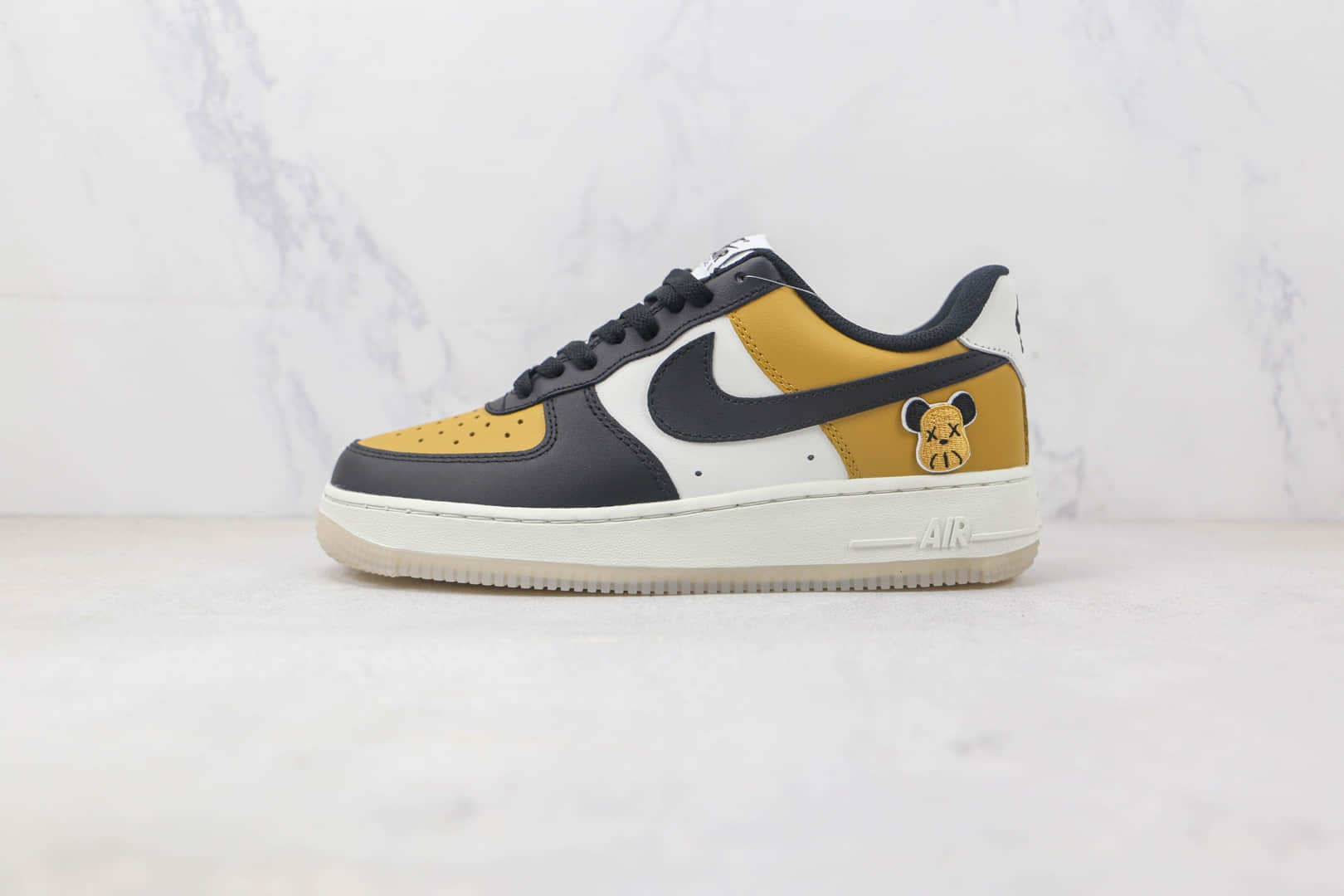 耐克Nike Air Force 1 07 Low纯原版本低帮空军一号小熊黑黄生胶底板鞋 耐克空军一号定制款 货号：CJ8899-111