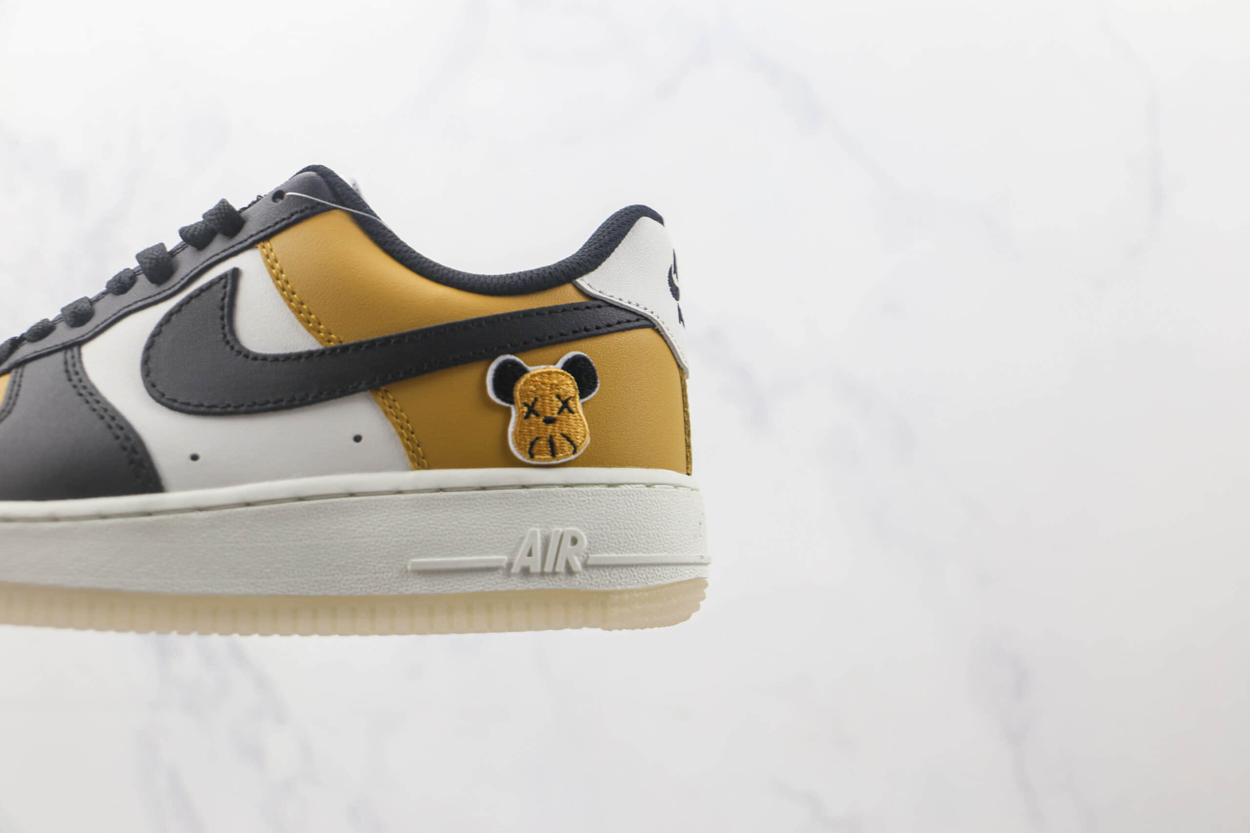 耐克Nike Air Force 1 07 Low纯原版本低帮空军一号小熊黑黄生胶底板鞋 耐克空军一号定制款 货号：CJ8899-111