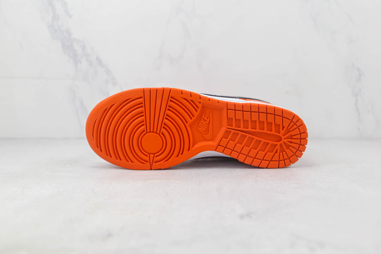 耐克Nike SB Dunk Low纯原版本低帮SB DUNK漆皮白黑橙色板鞋 耐克SB DUNK工厂货源 货号：DJ9955-800