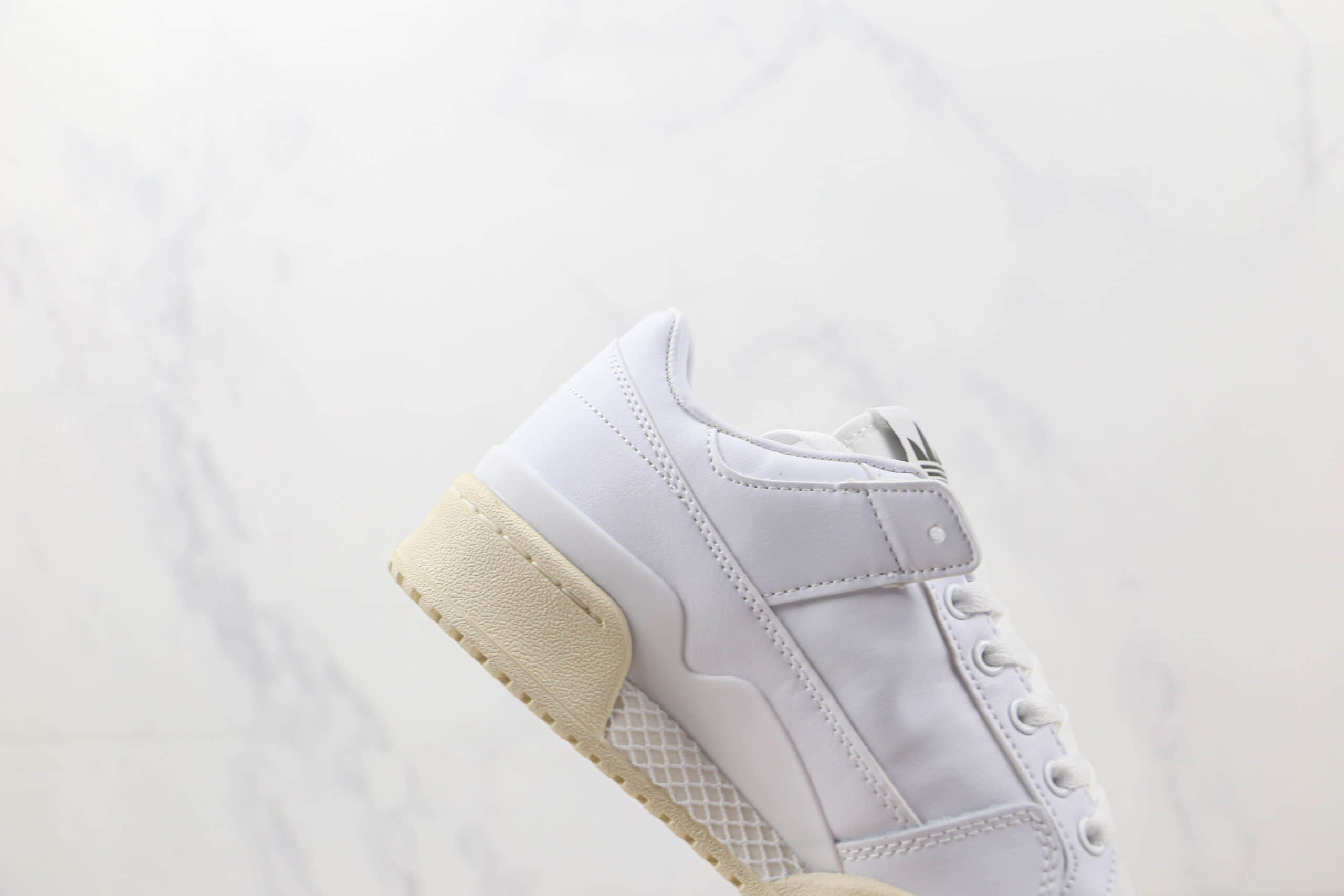 阿迪达斯adidas originals Forum 84 low纯原版本Forum84白色复古板鞋 阿迪达斯Forum84系列复古鞋 货号：GW3180