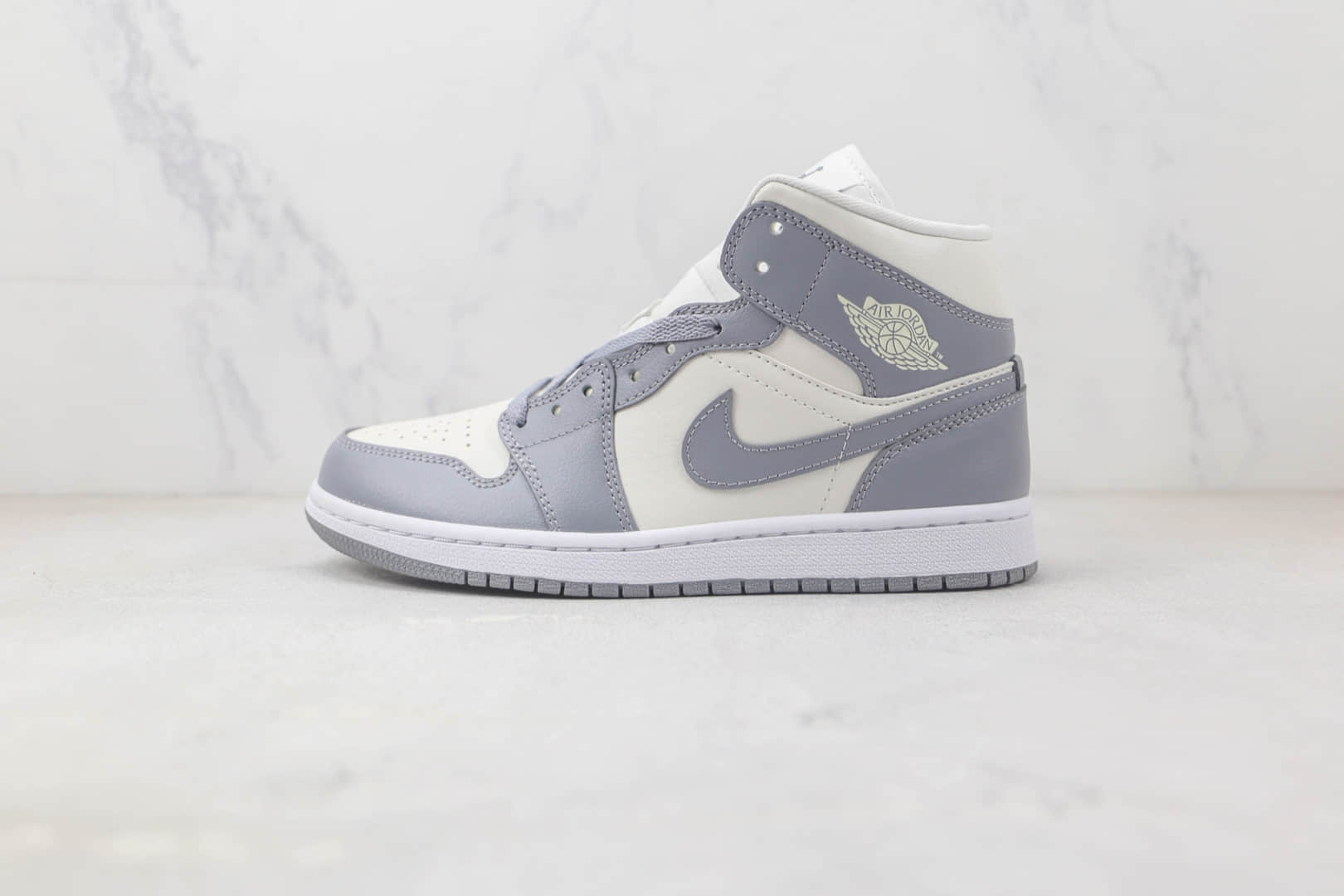 乔丹Air Jordan 1 Mid纯原版本中帮AJ1灰白色板鞋 莆田天花板AJ1系列 货号：BQ6472-115