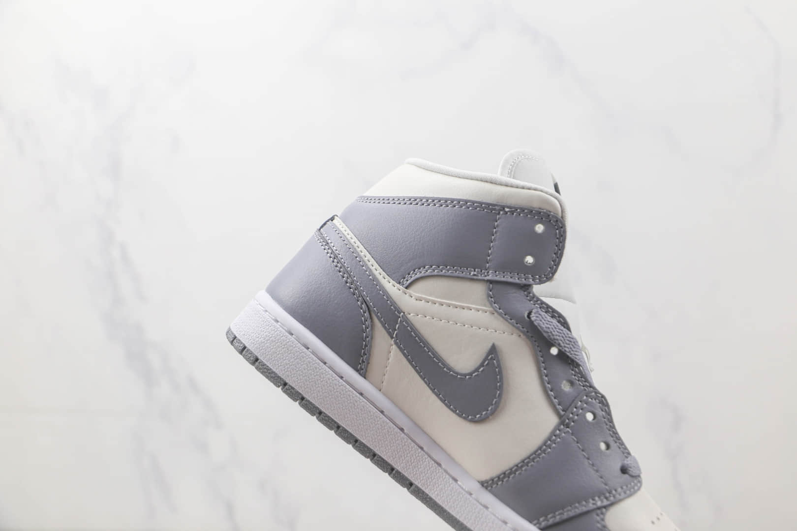 乔丹Air Jordan 1 Mid纯原版本中帮AJ1灰白色板鞋 莆田天花板AJ1系列 货号：BQ6472-115