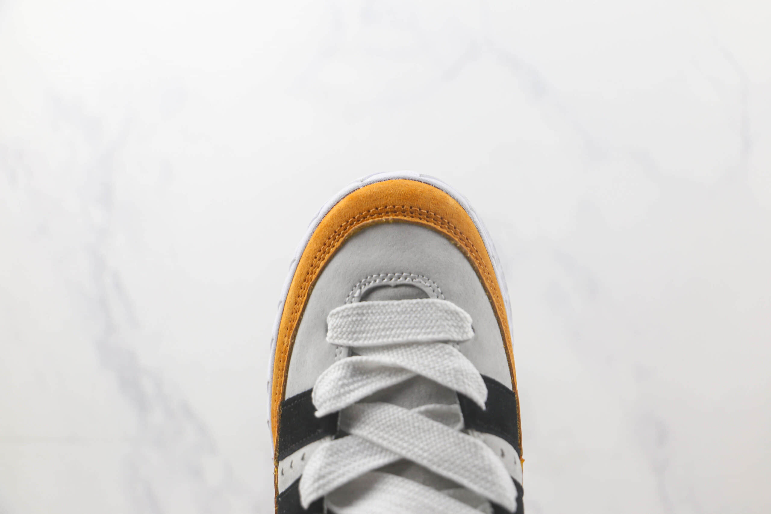 阿迪达斯Adidas ADIMATIC x HUMAN MADE联名款浅灰橙复古鲨鱼面包鞋 阿迪达斯复古校园板鞋 货号：HP9916