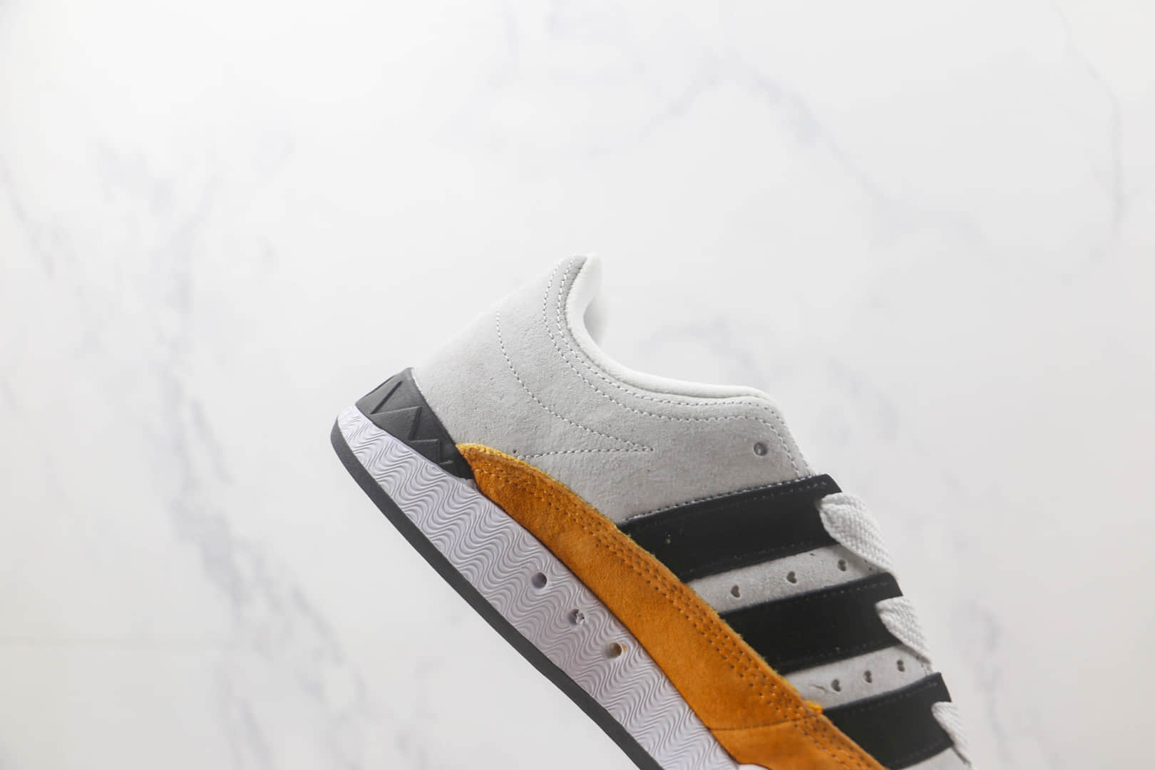 阿迪达斯Adidas ADIMATIC x HUMAN MADE联名款浅灰橙复古鲨鱼面包鞋 阿迪达斯复古校园板鞋 货号：HP9916