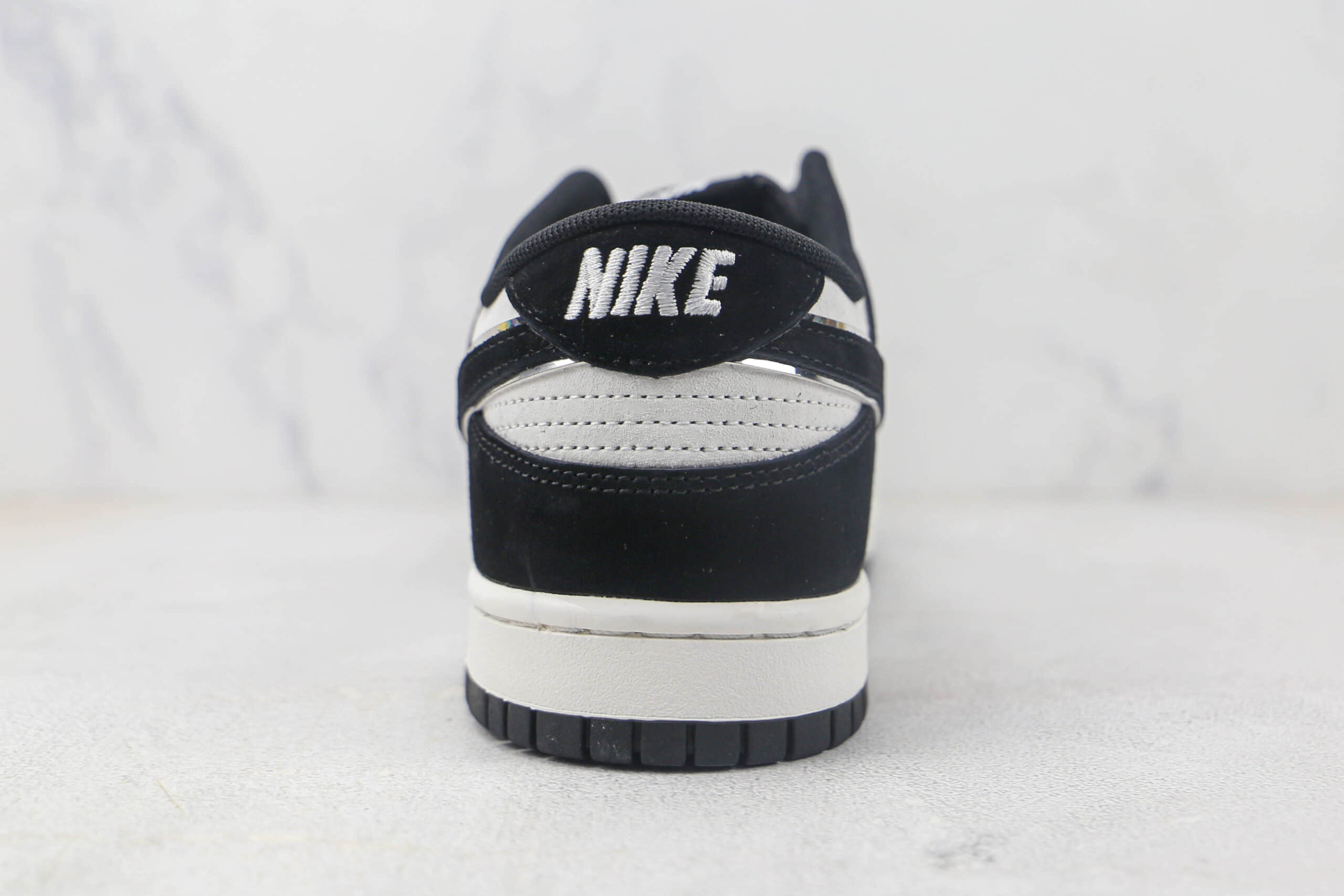 耐克Nike SB Dunk Low Pro纯原版本低帮SB DUNK麂皮黑白色板鞋 耐克SB DUNK滑板鞋 货号：ST1391-100