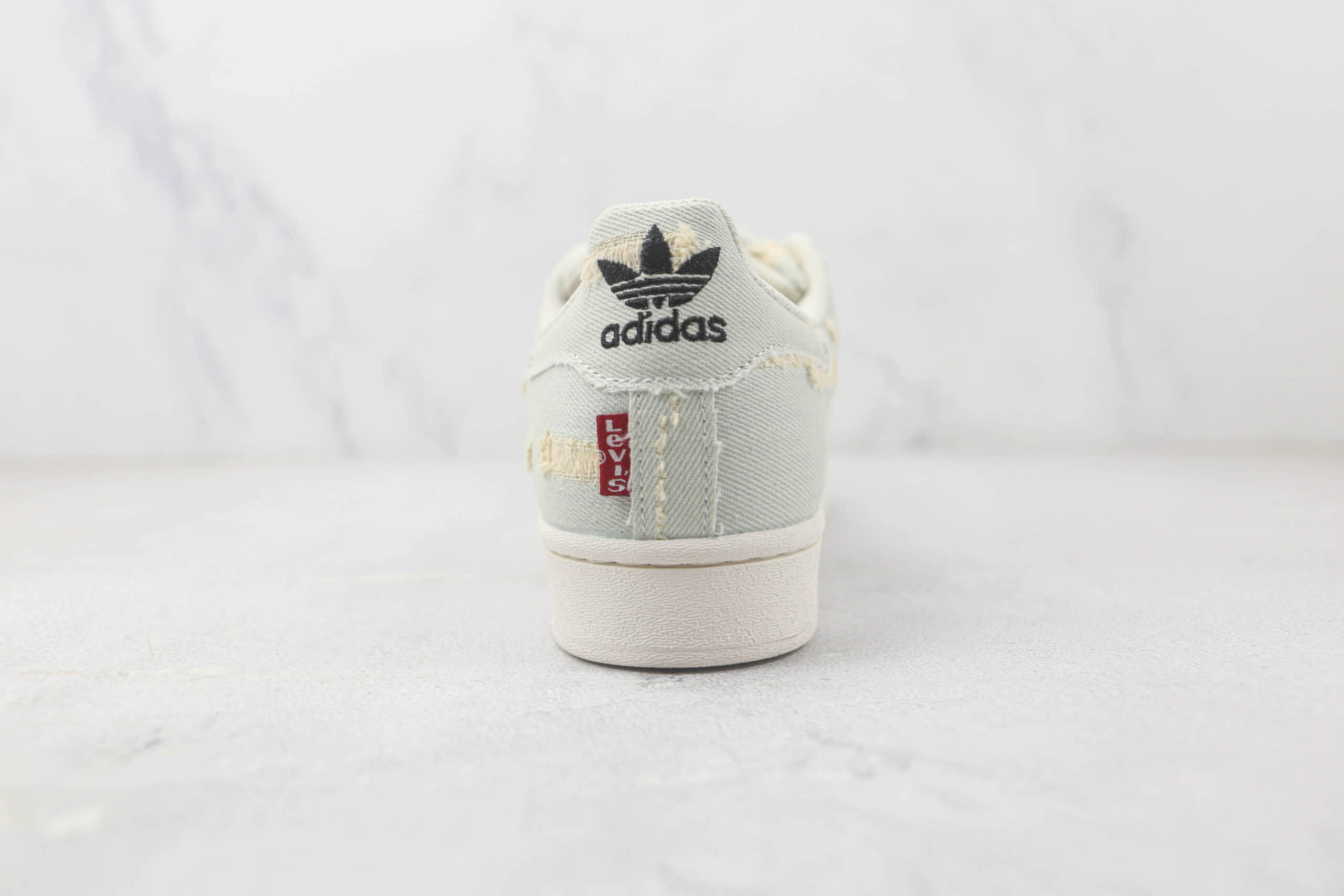 阿迪达斯Adidas Originals Superstar三叶草贝壳头水洗淡蓝磨破布配色板鞋 阿迪达斯贝壳头校园板鞋 货号：GE4988