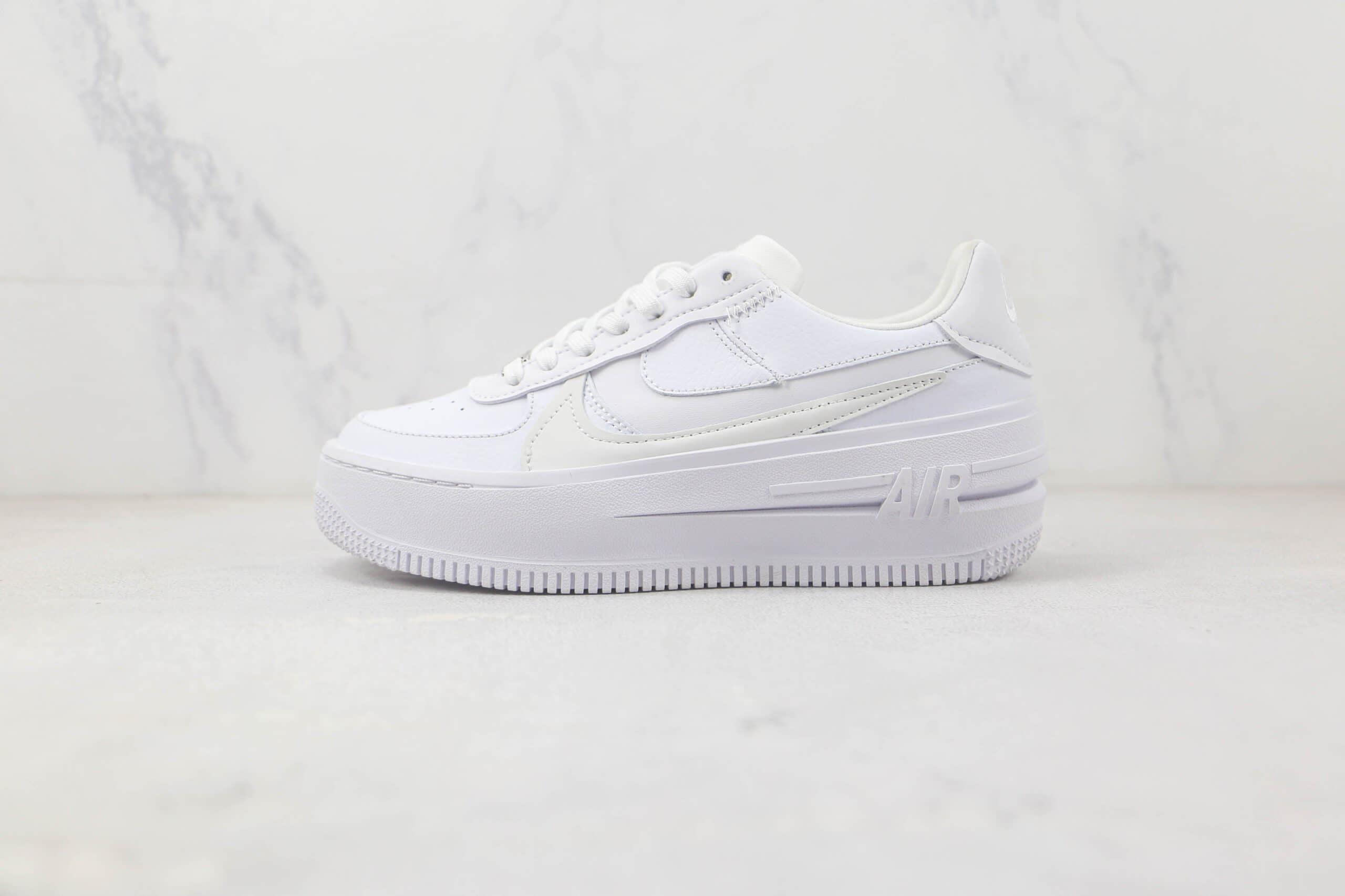 耐克Nike Air Force 1 PLT.AF.ORM“Triple White纯原版本空军一号白色解构板鞋 耐克空军一号校园板鞋 货号：DJ9946-100