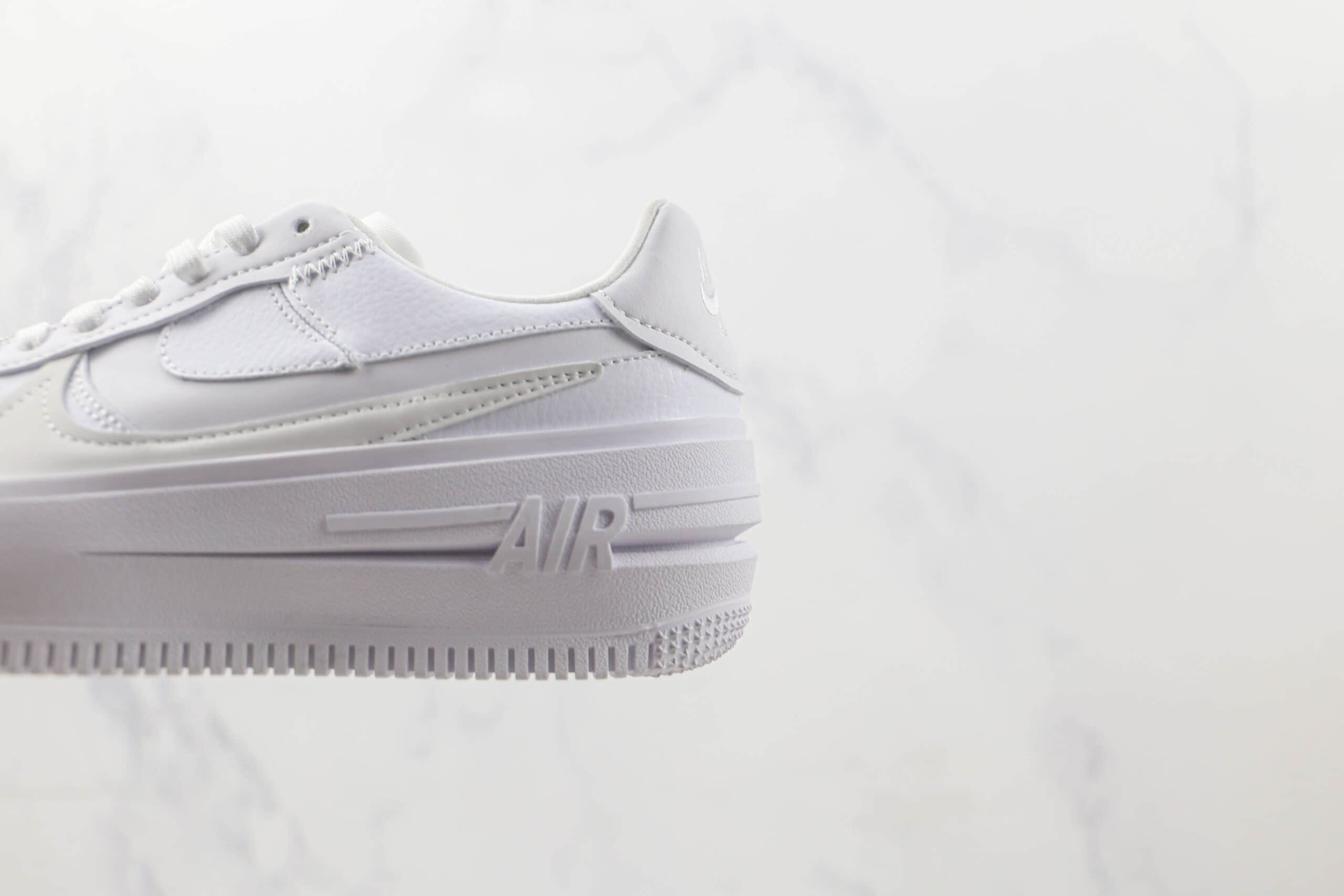 耐克Nike Air Force 1 PLT.AF.ORM“Triple White纯原版本空军一号白色解构板鞋 耐克空军一号校园板鞋 货号：DJ9946-100