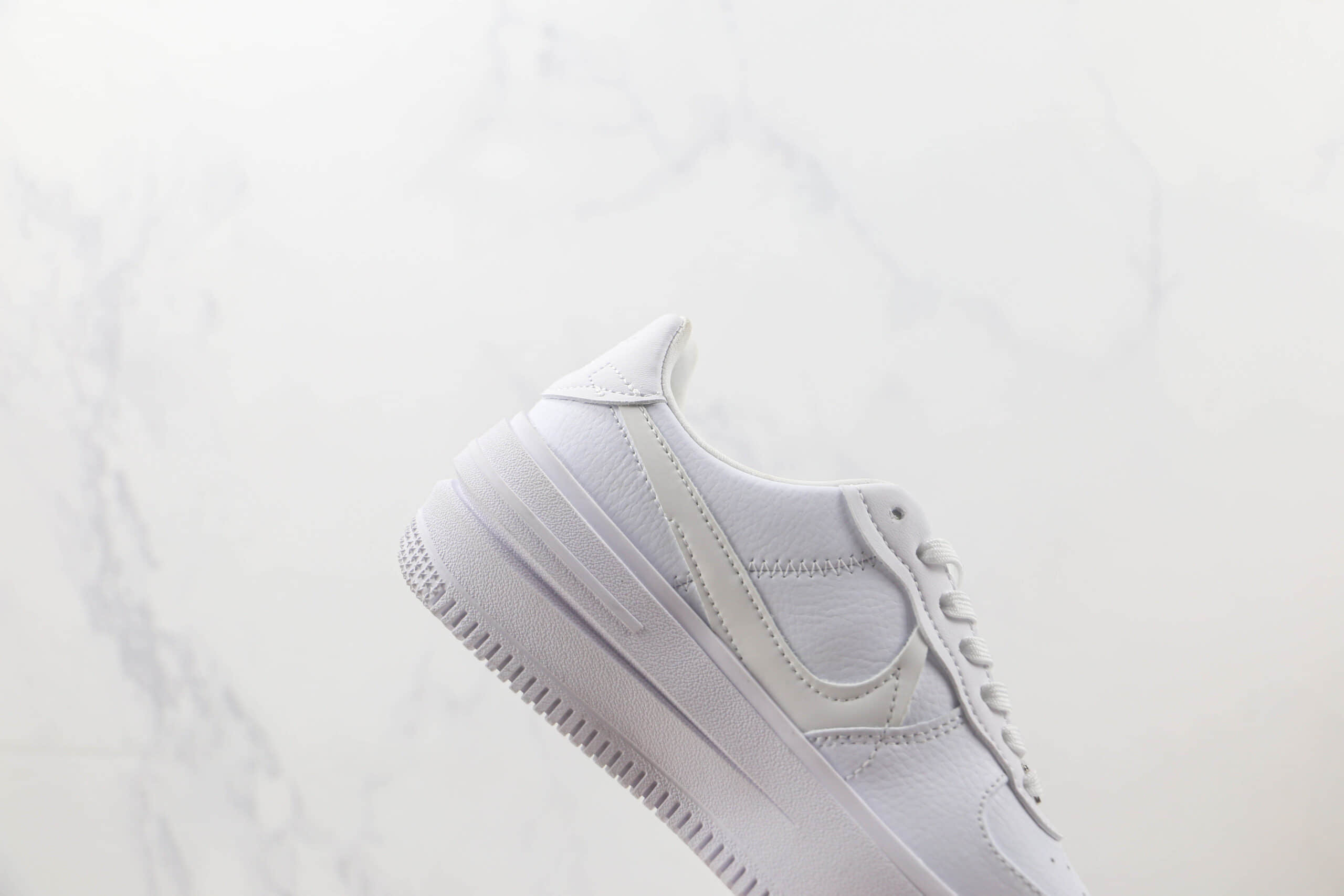 耐克Nike Air Force 1 PLT.AF.ORM“Triple White纯原版本空军一号白色解构板鞋 耐克空军一号校园板鞋 货号：DJ9946-100