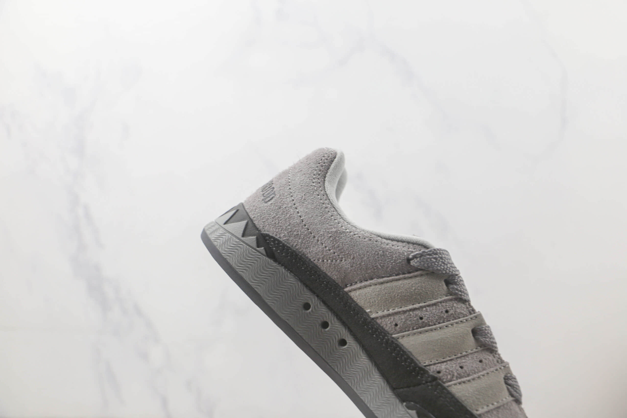 阿迪达斯Adidas ADIMATIC纯原版本灰黑色麂皮面包鞋 阿迪达斯校园板鞋 货号：HP6771