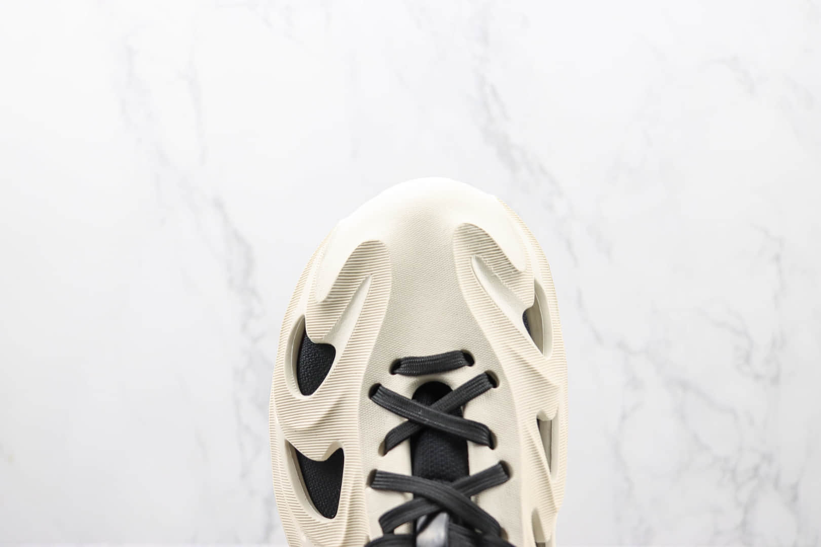 阿迪达斯Adidas adiFOM Q纯原版本骨骼鞋款白黑色复古跑鞋 莆田阿迪达斯系列跑鞋 货号：HP6282