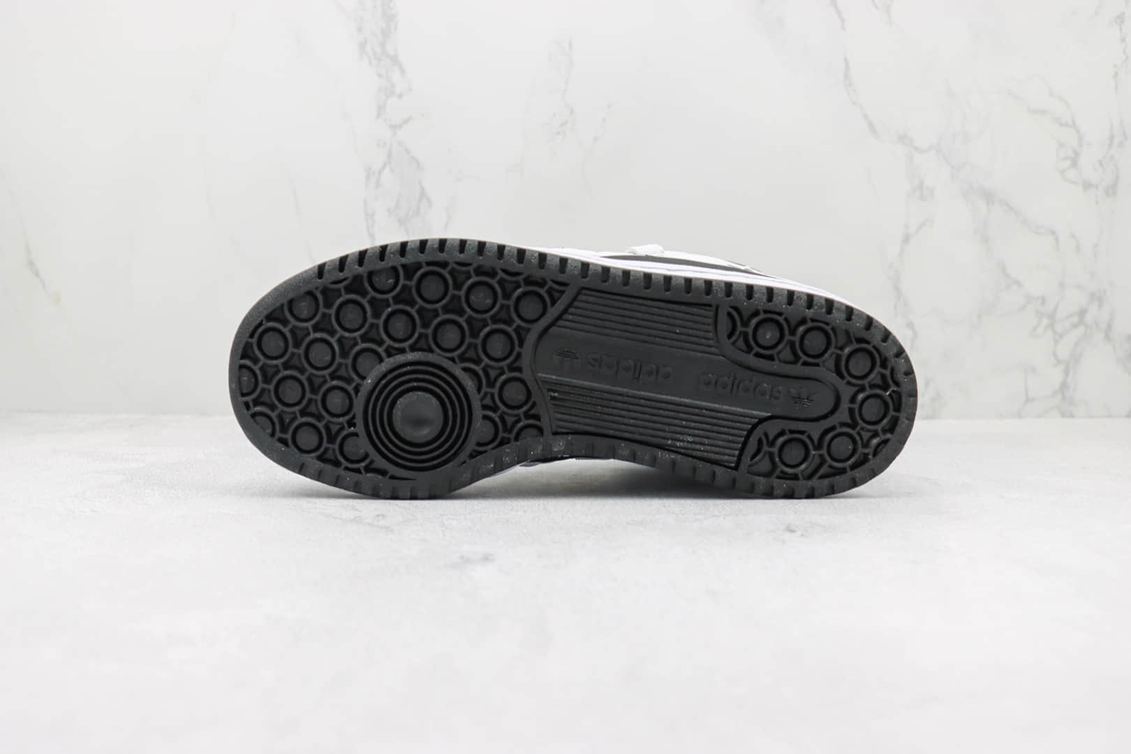 阿迪达斯Adidas Forum 84 Mid纯原版本中帮白黑色Forum84复古板鞋 莆田阿迪达斯系列复古板鞋 货号：FY7939