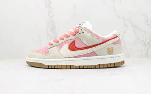 耐克Nike SB Dunk Low SE 85 Double Swoosh Grey Pink Rabbit纯原版本低帮SB DUNK双钩粉红色兔子饼干兔年限定麂皮配色板鞋 天花板DUNK系列板鞋 货号：DO9457-117