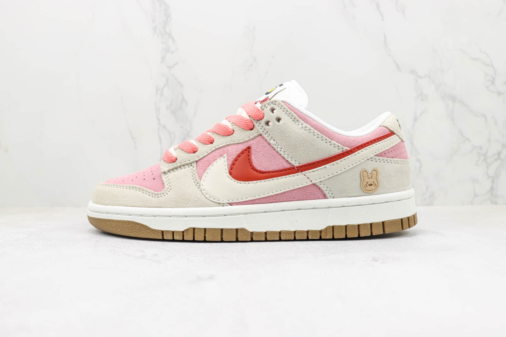 耐克Nike SB Dunk Low SE 85 Double Swoosh Grey Pink Rabbit纯原版本低帮SB DUNK双钩粉红色兔子饼干兔年限定麂皮配色板鞋 天花板DUNK系列板鞋 货号：DO9457-117