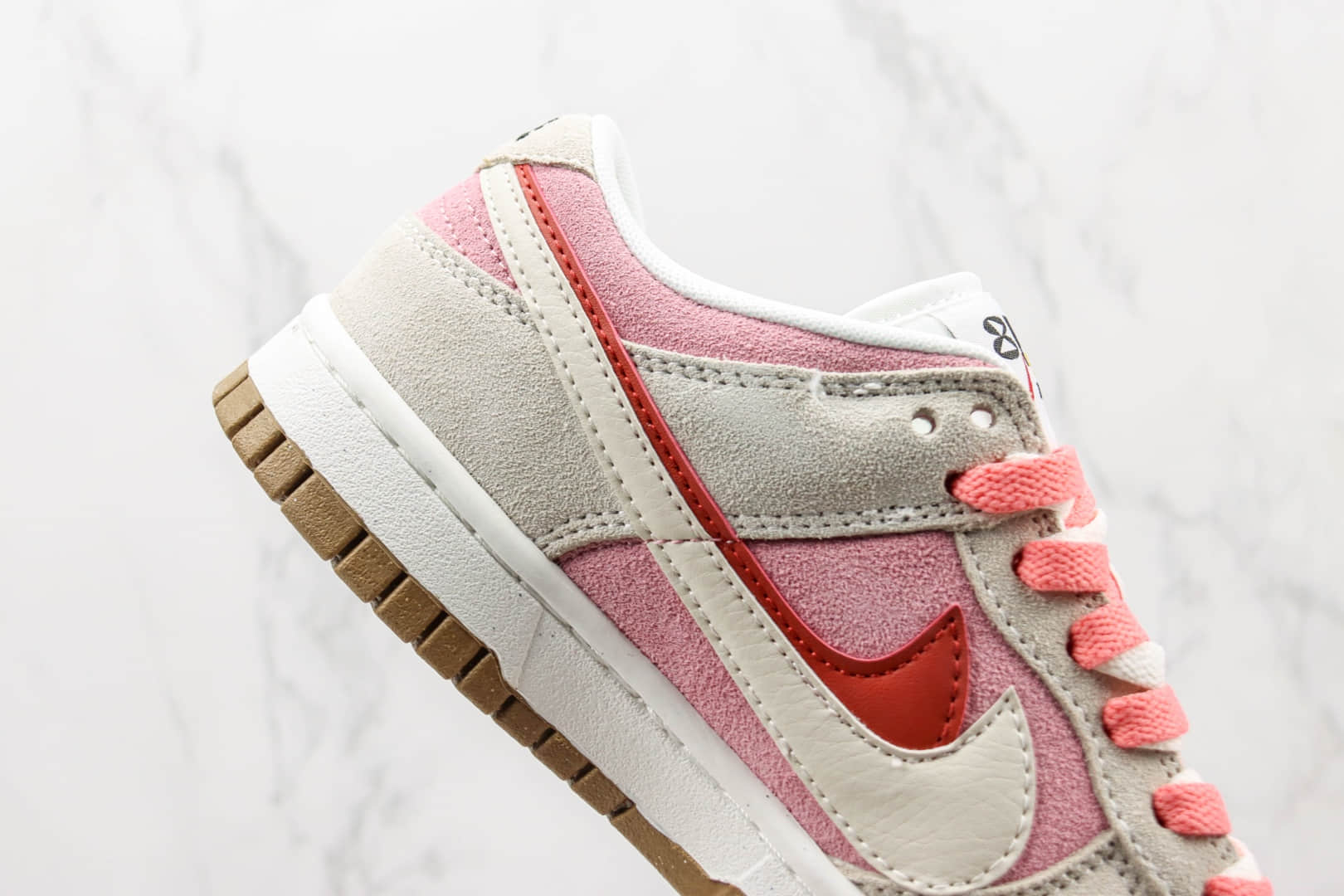 耐克Nike SB Dunk Low SE 85 Double Swoosh Grey Pink Rabbit纯原版本低帮SB DUNK双钩粉红色兔子饼干兔年限定麂皮配色板鞋 天花板DUNK系列板鞋 货号：DO9457-117