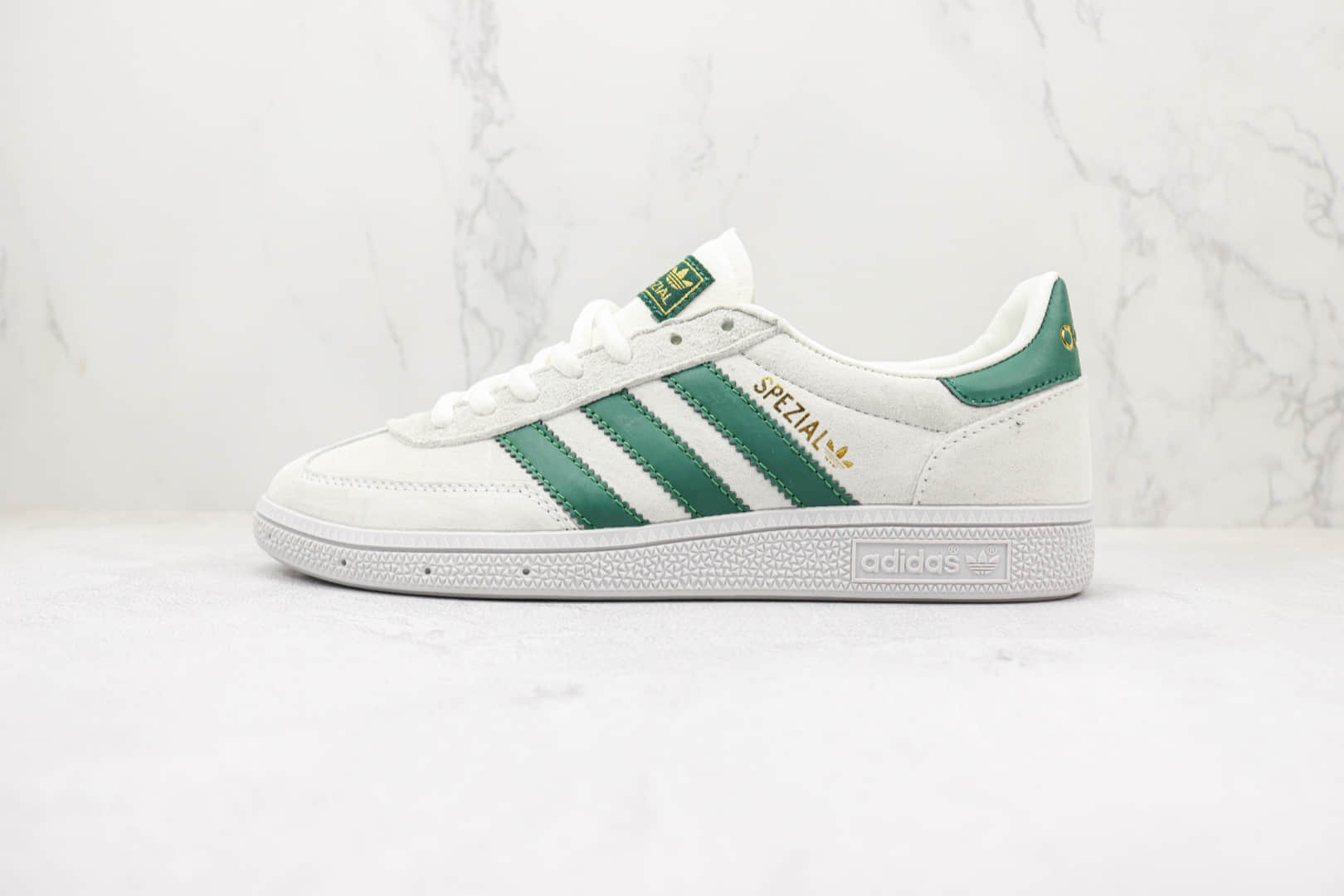 阿迪达斯Adidas Handball Spezial纯原版本白绿色平底复古跑鞋 阿迪达斯校园板鞋 货号：BD7636